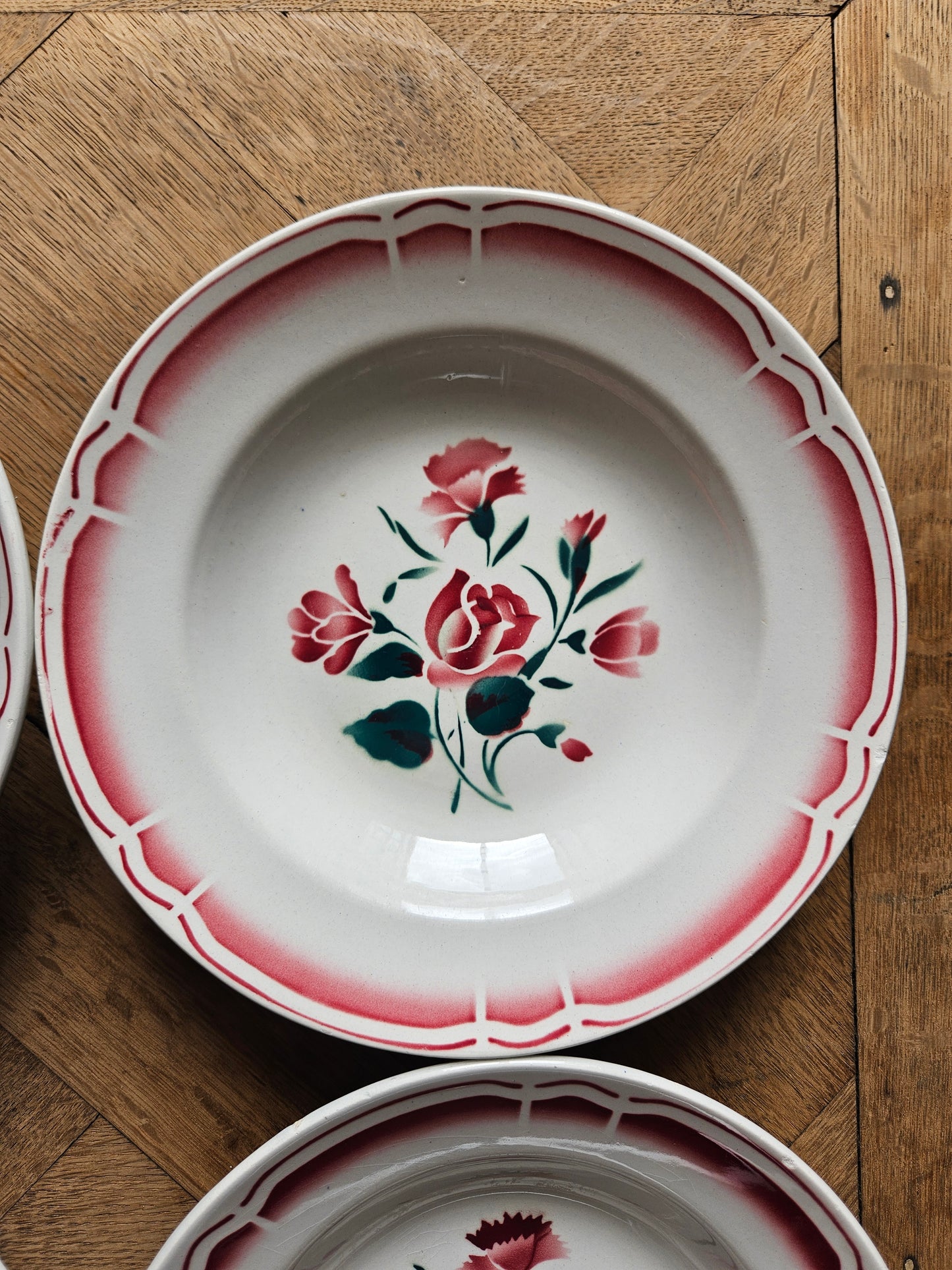 Assiettes creuses vintage Badonviller, décor de roses et pissenlits rouges et verts
