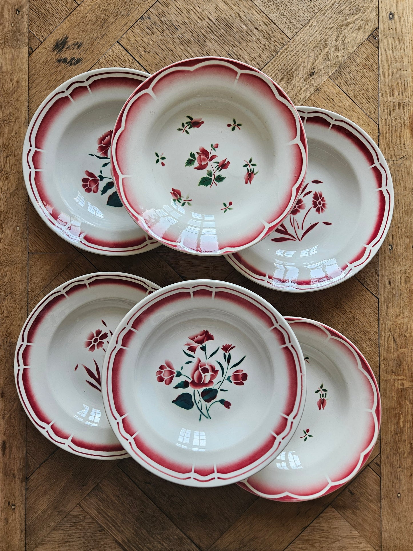 Assiettes creuses vintage dépareillées Badonviller et Digoin rouges