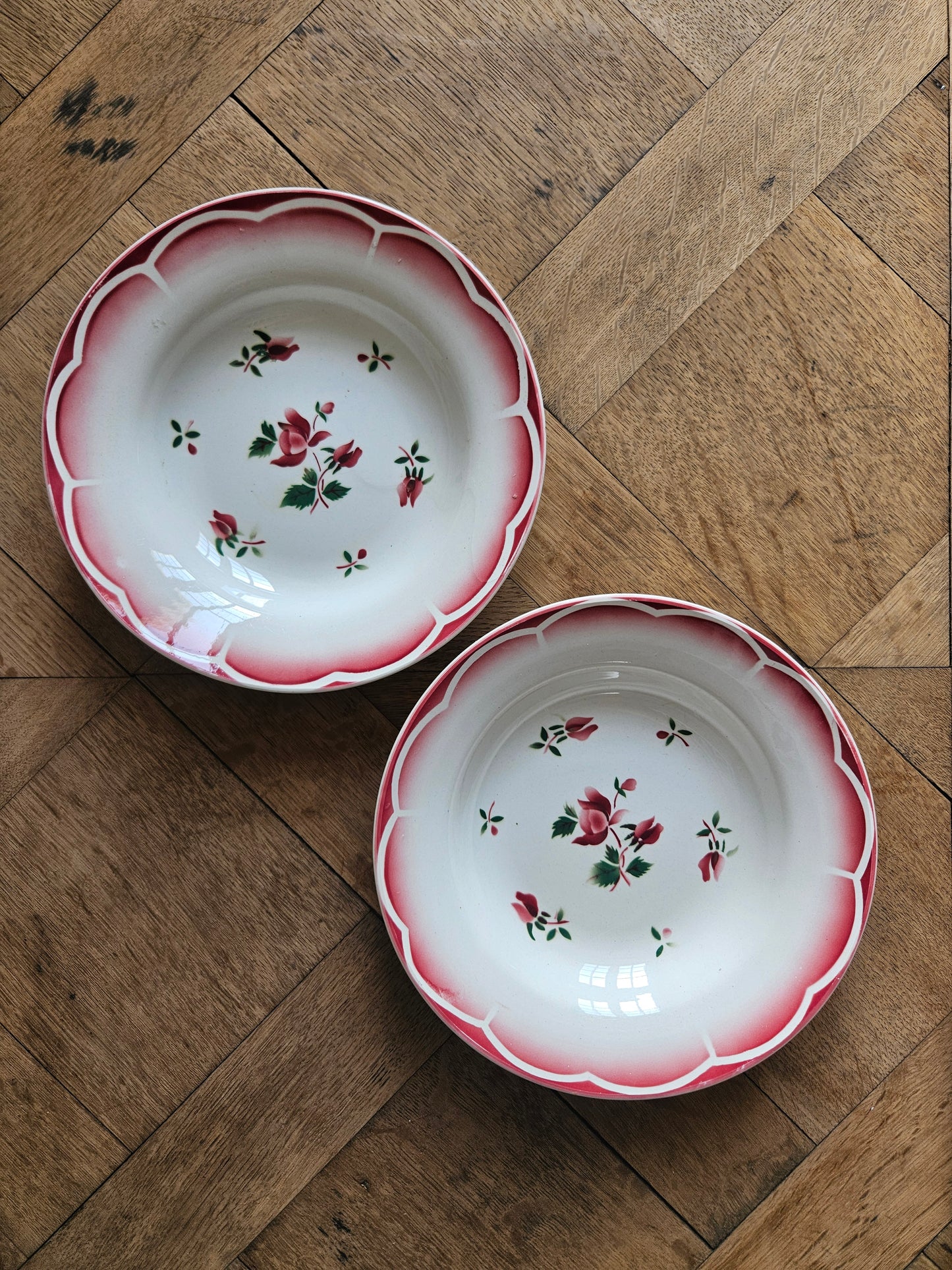Assiettes creuses vintage dépareillées Badonviller et Digoin rouges