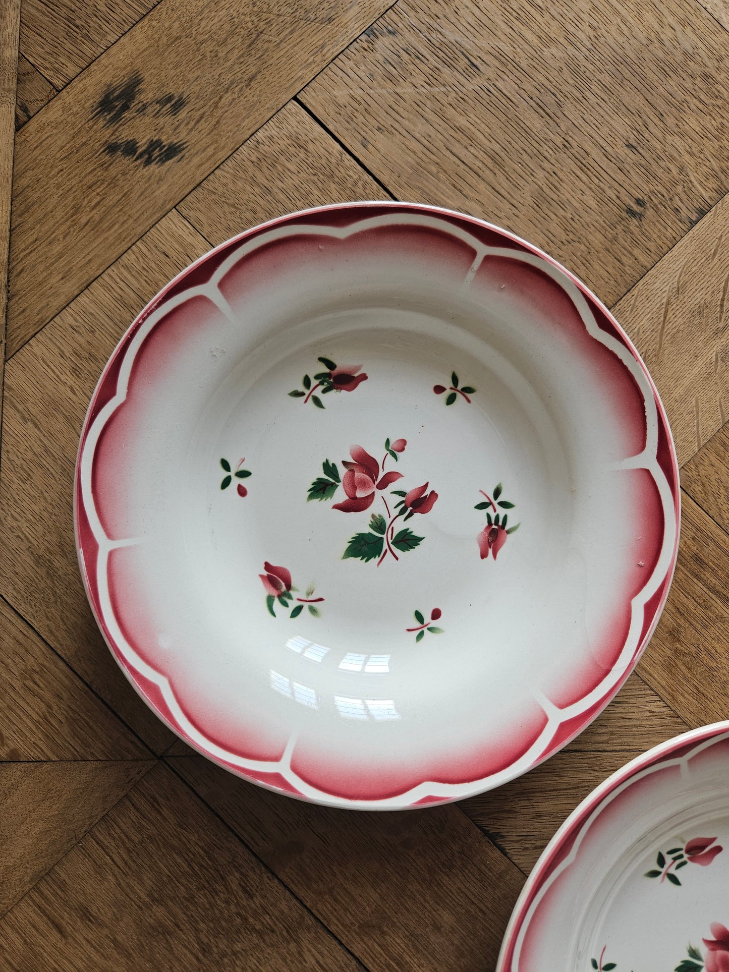 Assiettes creuses vintage dépareillées Badonviller et Digoin rouges