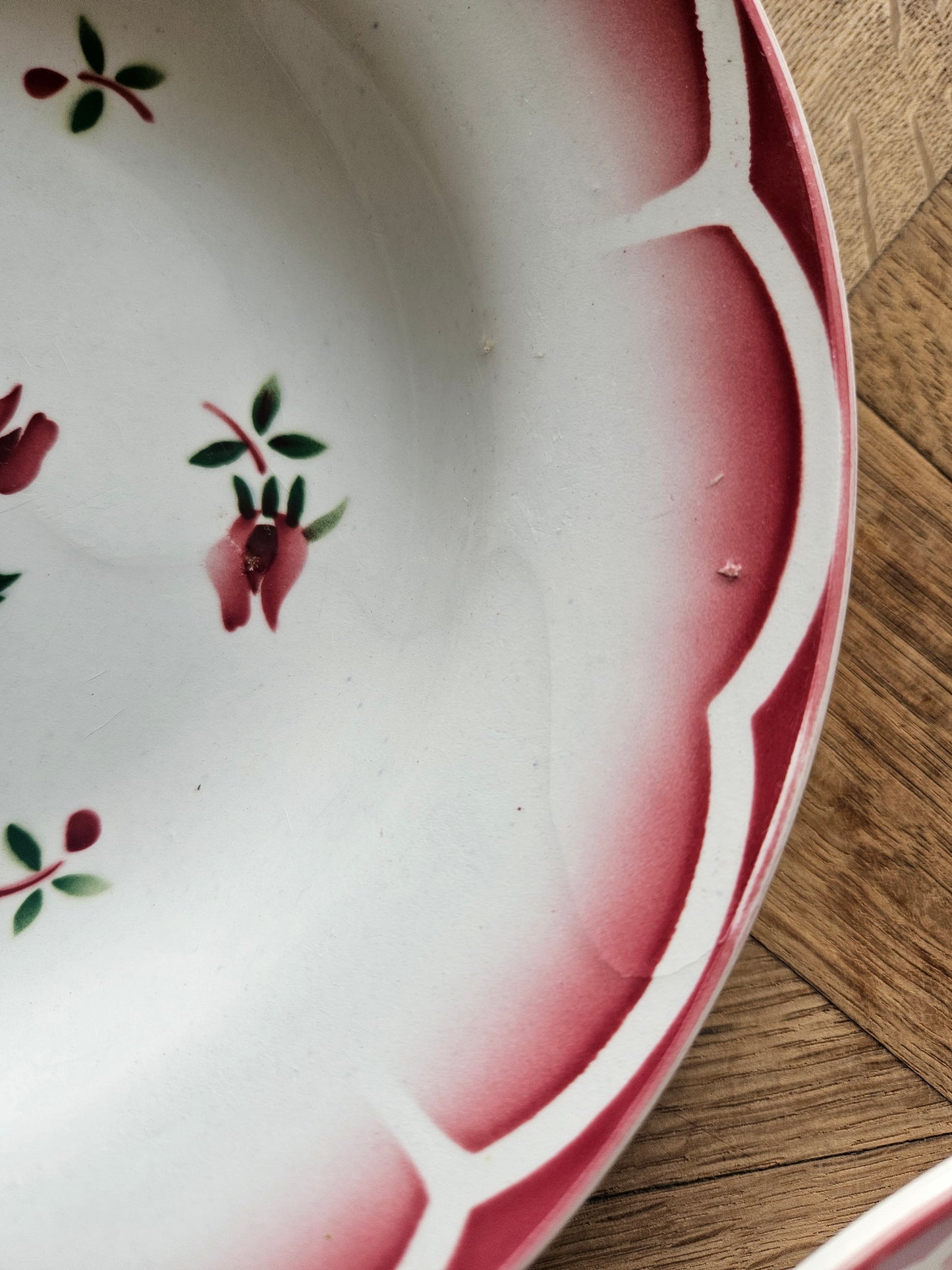 Assiettes creuses vintage dépareillées Badonviller et Digoin rouges