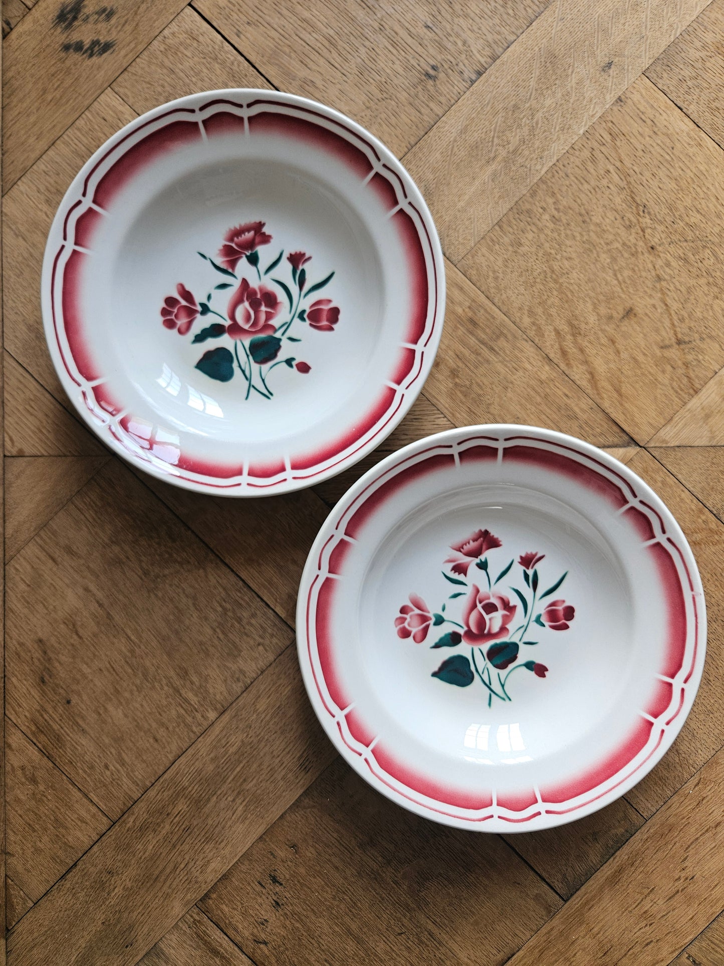 Assiettes creuses vintage dépareillées Badonviller et Digoin rouges