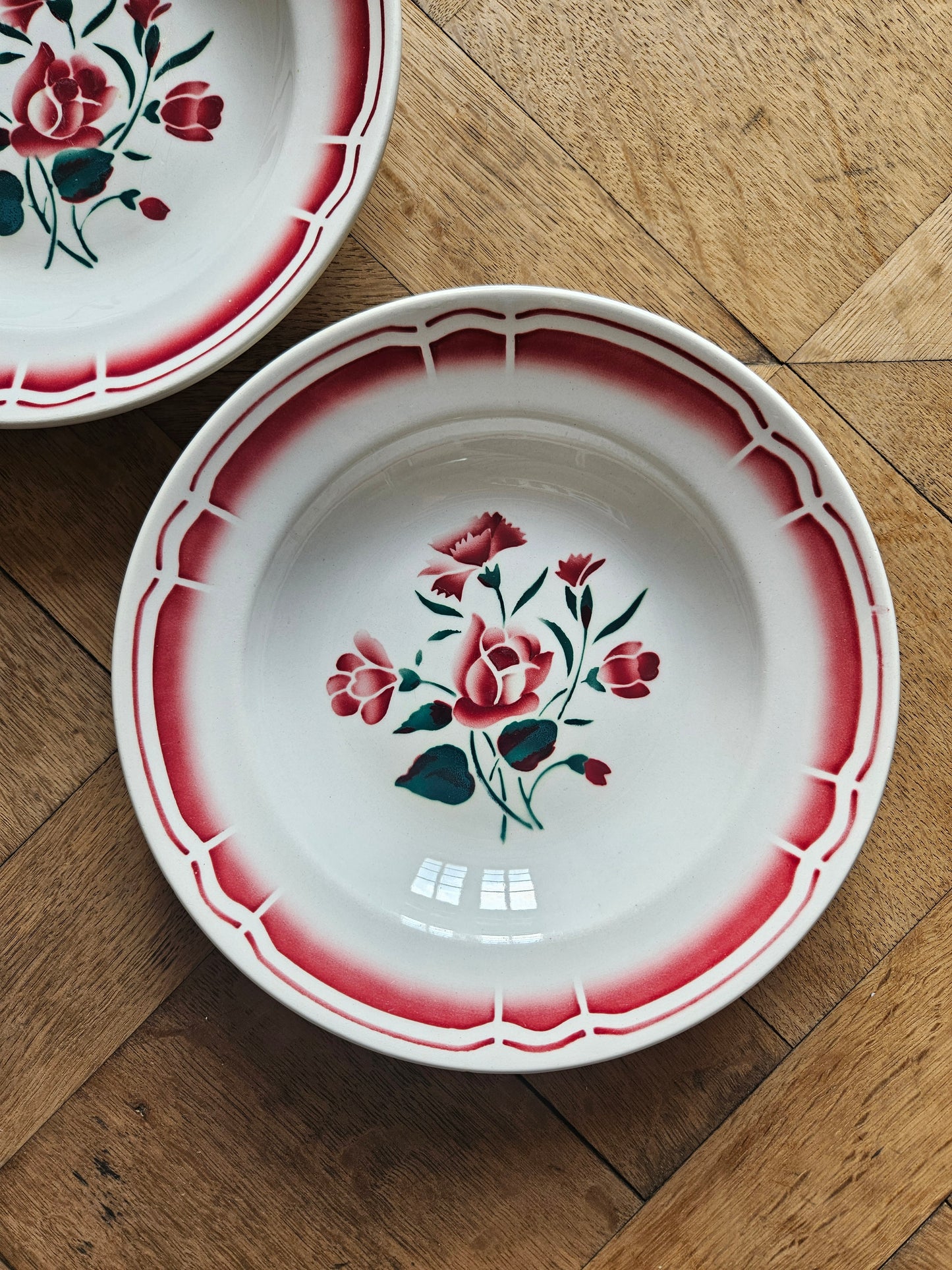 Assiettes creuses vintage dépareillées Badonviller et Digoin rouges