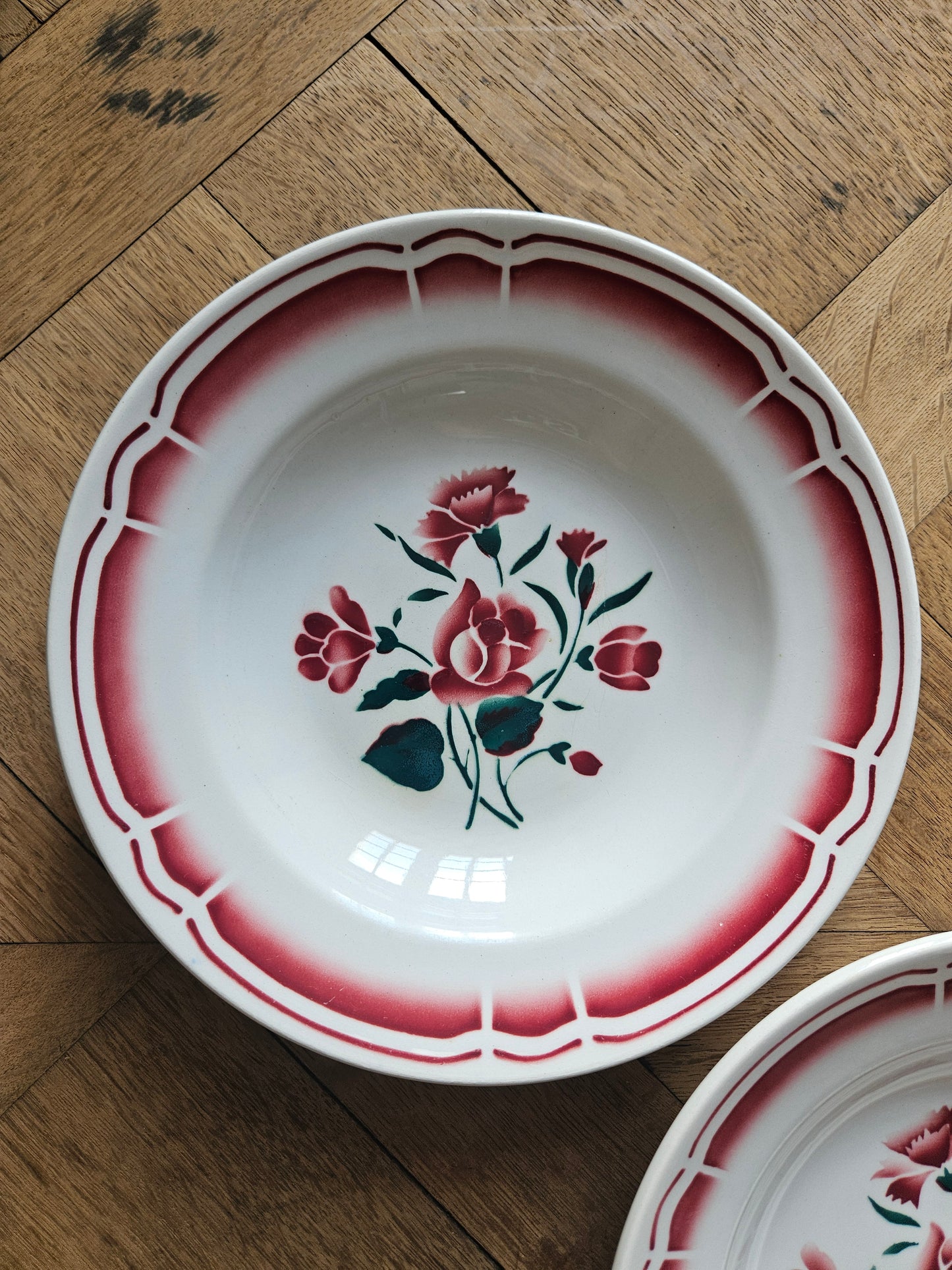 Assiettes creuses vintage dépareillées Badonviller et Digoin rouges