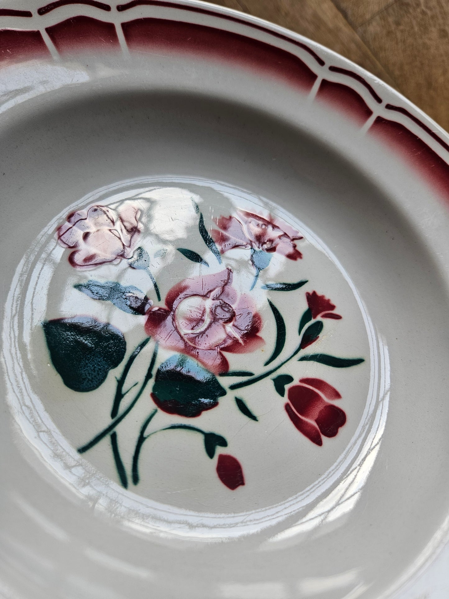 Assiettes creuses vintage dépareillées Badonviller et Digoin rouges