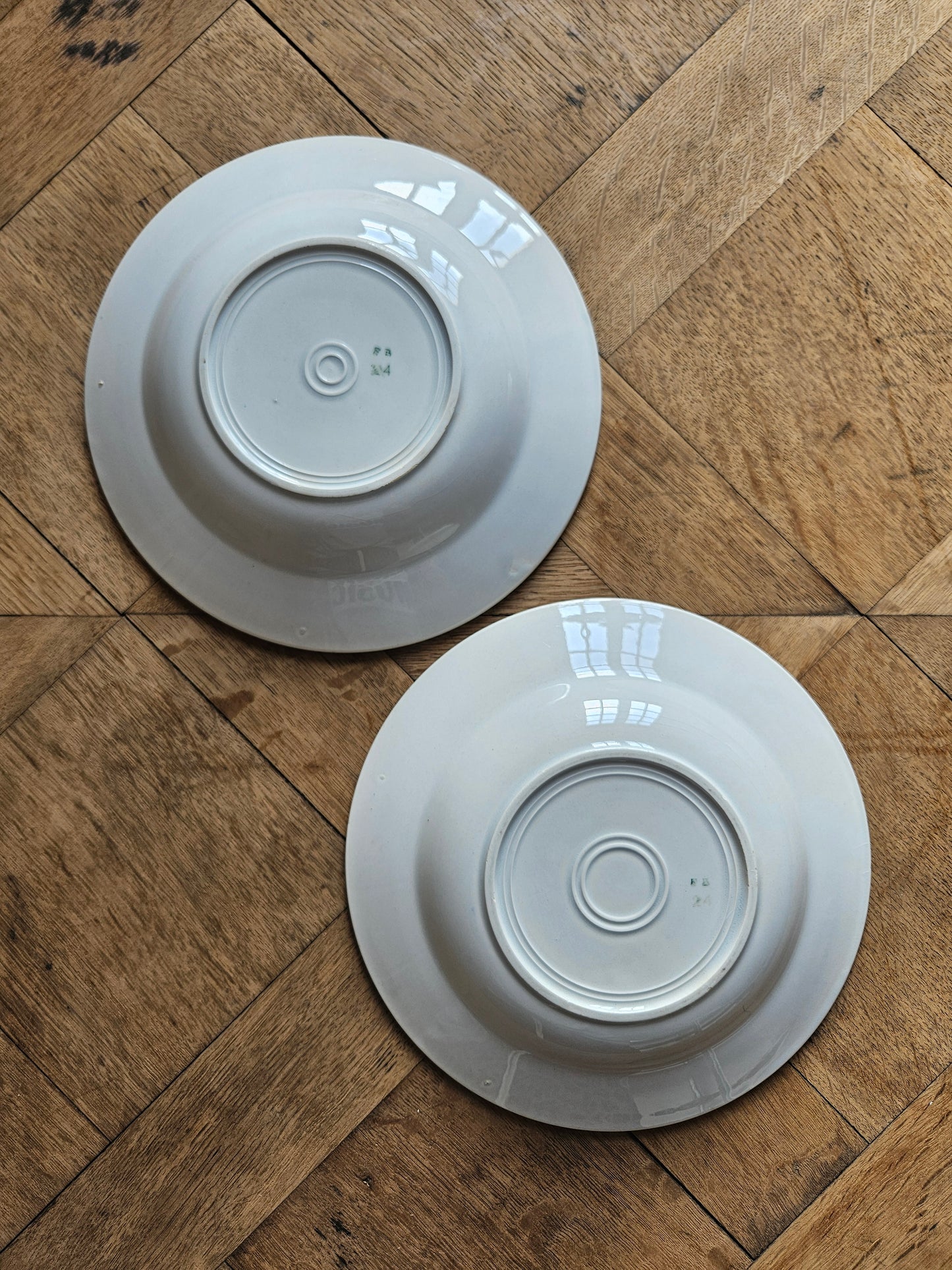 Assiettes creuses vintage dépareillées Badonviller et Digoin rouges