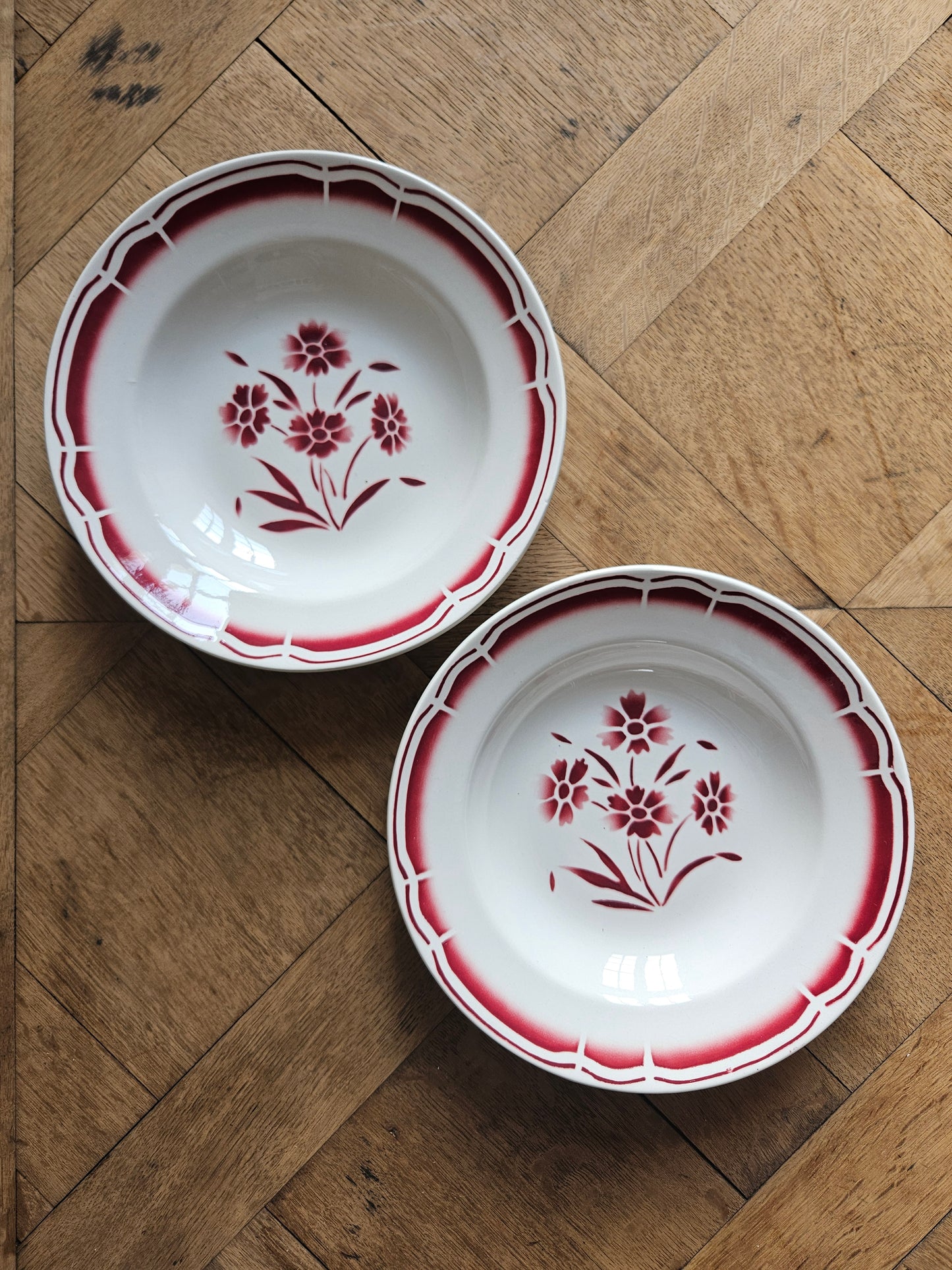 Assiettes creuses vintage dépareillées Badonviller et Digoin rouges