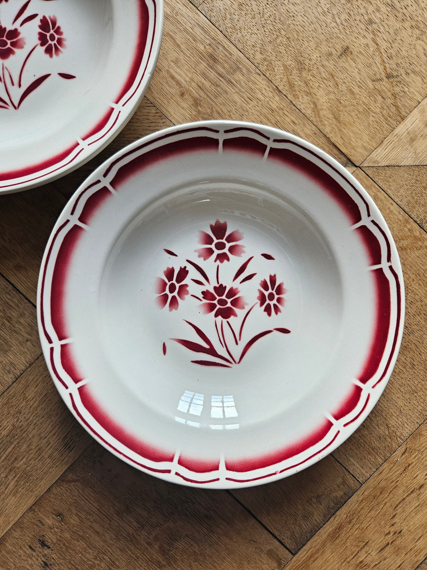 Assiettes creuses vintage dépareillées Badonviller et Digoin rouges