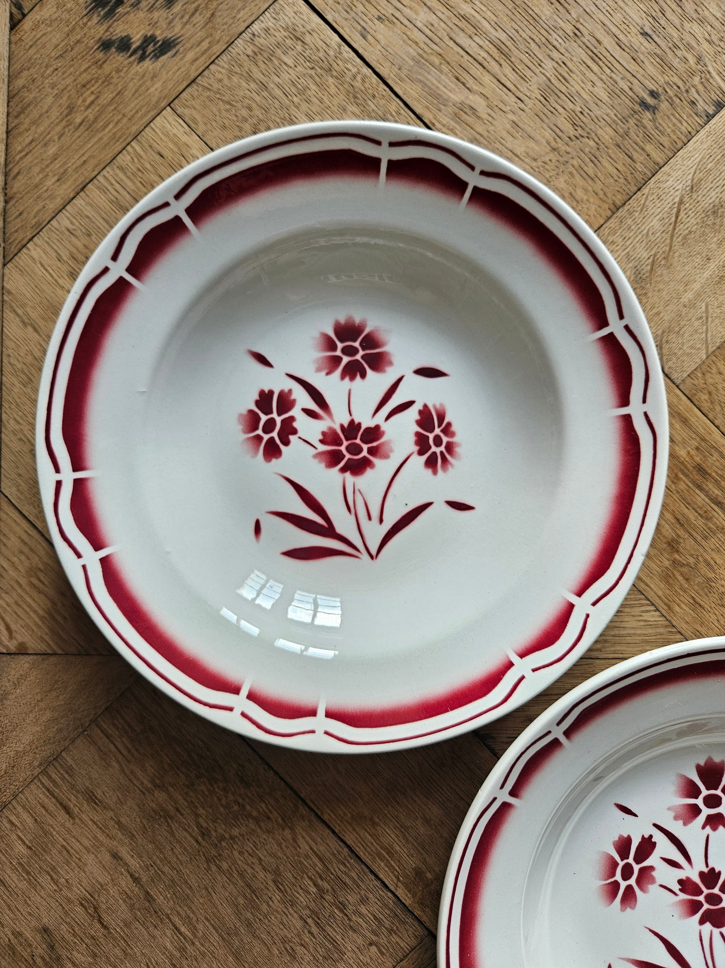Assiettes creuses vintage dépareillées Badonviller et Digoin rouges
