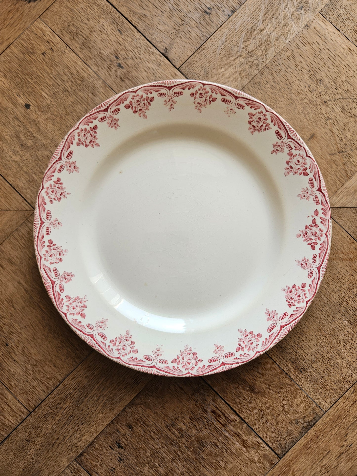 Plat rond ancien en terre de fer Hippolyte Boulenger Choisy-le-Roi, modèle Bordeaux rouge