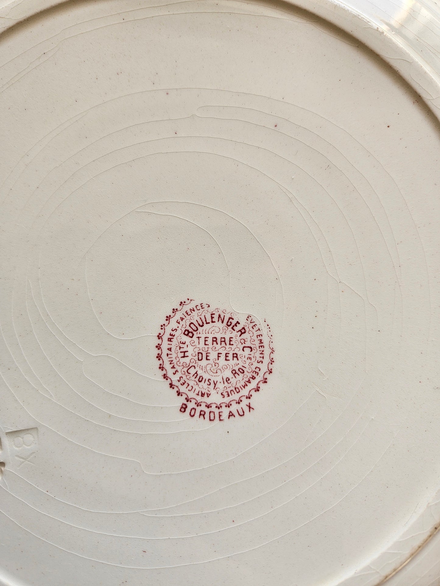 Plat rond ancien en terre de fer Hippolyte Boulenger Choisy-le-Roi, modèle Bordeaux rouge