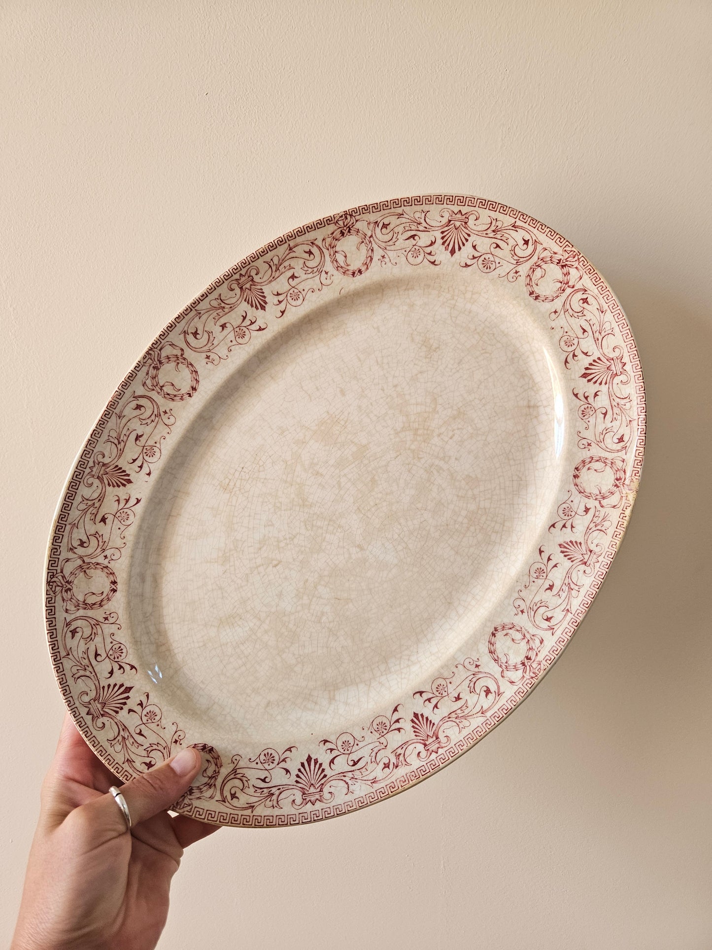 Plat ovale ancien en terre de fer Creil et Montereau, modèle Marie-Louise rouge