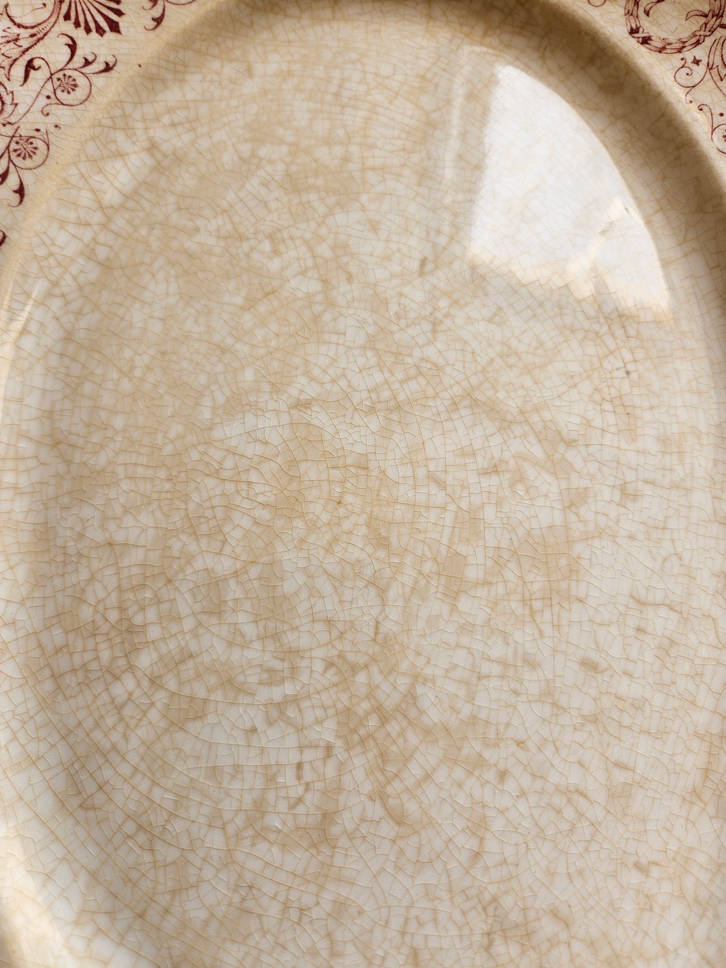 Plat ovale ancien en terre de fer Creil et Montereau, modèle Marie-Louise rouge