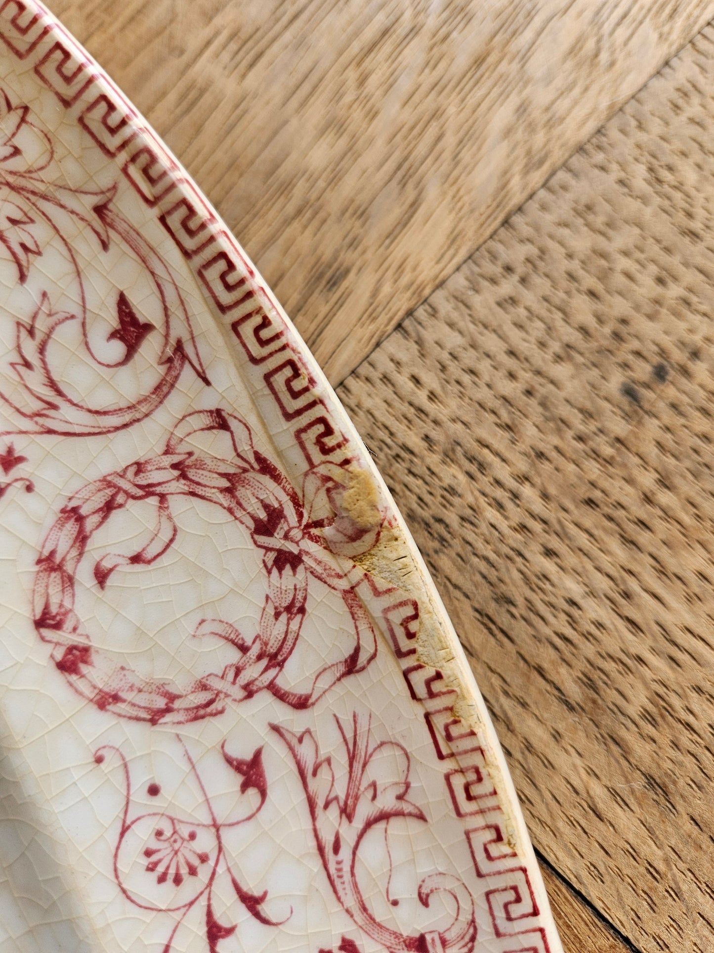 Plat ovale ancien en terre de fer Creil et Montereau, modèle Marie-Louise rouge