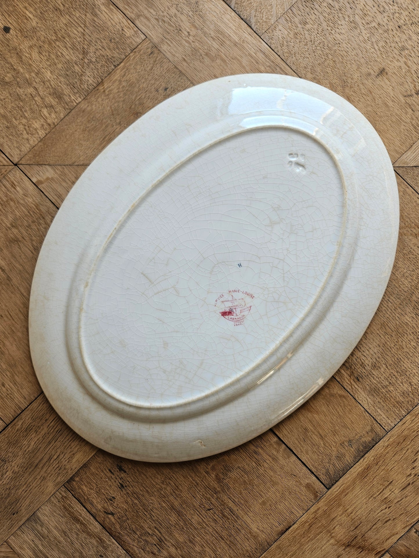 Plat ovale ancien en terre de fer Creil et Montereau, modèle Marie-Louise rouge
