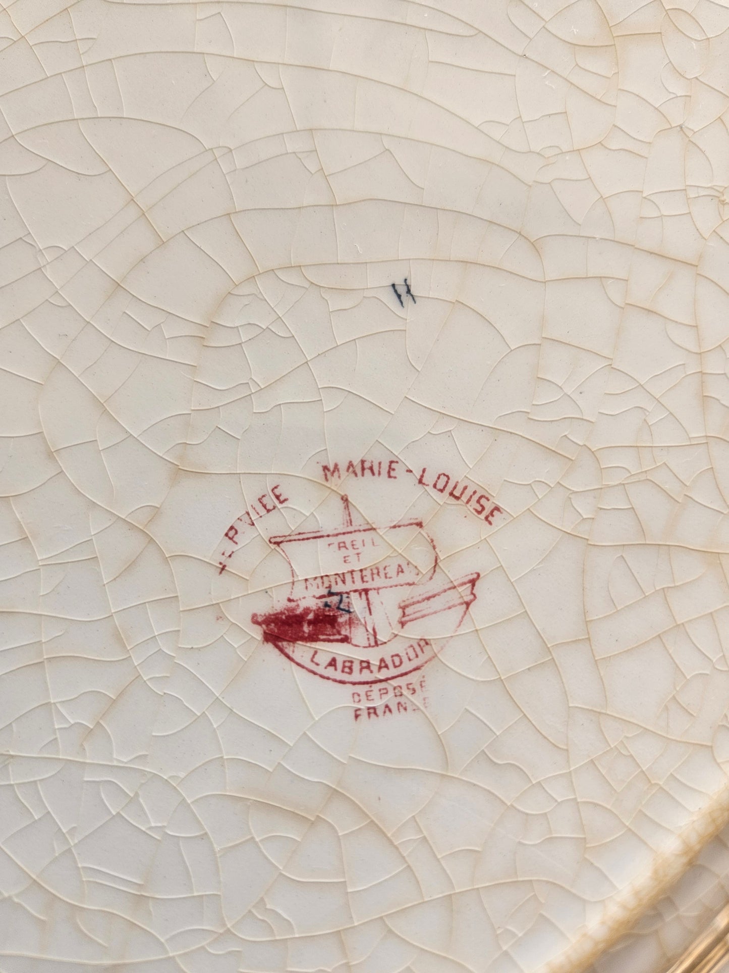 Plat ovale ancien en terre de fer Creil et Montereau, modèle Marie-Louise rouge