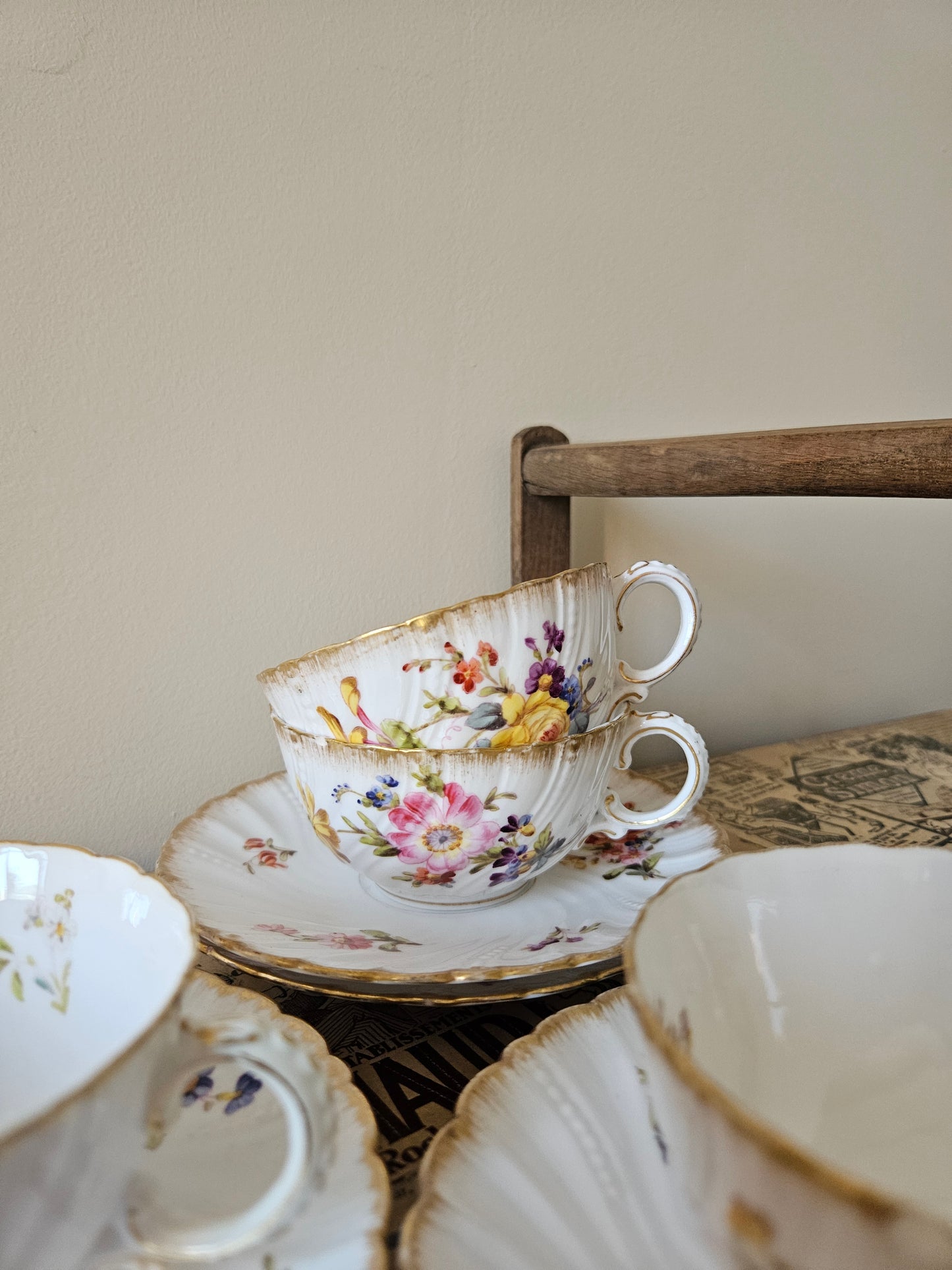 Tasses anciennes Sarreguemines modèle Saxe en porcelaine à fleurs