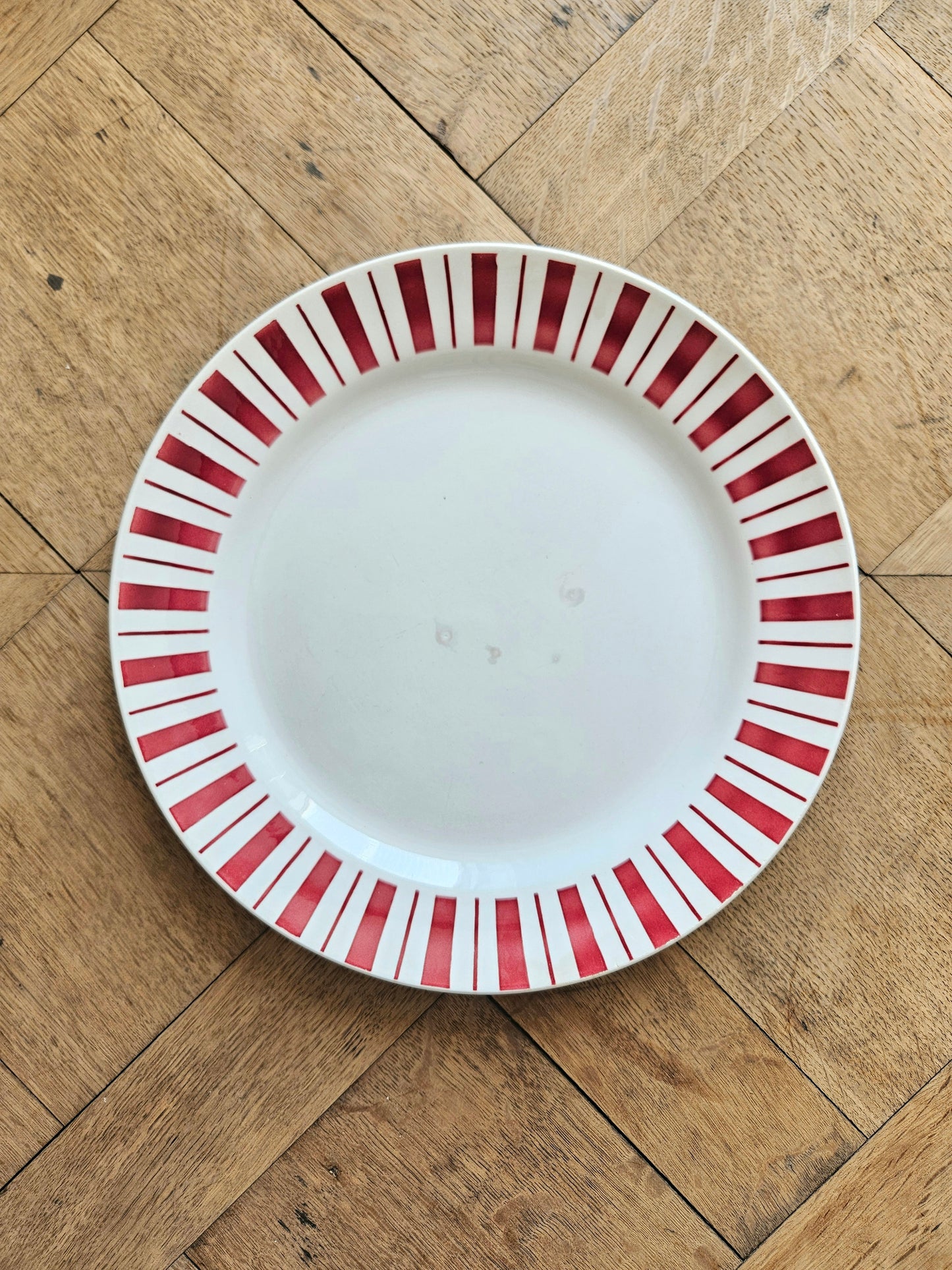 Plat rond rétro Badonviller décor rayé rouge