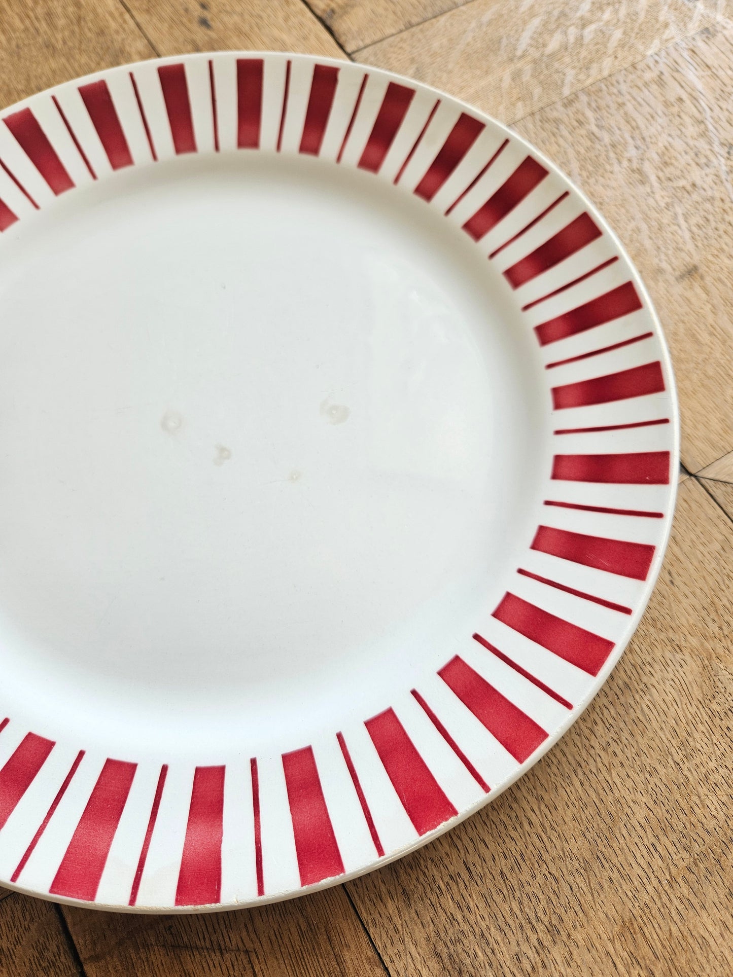 Plat rond rétro Badonviller décor rayé rouge