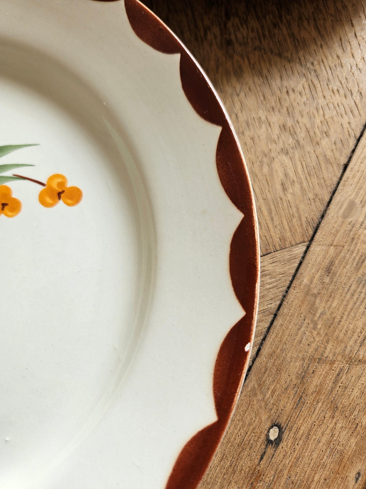 Égrenure sur assiette plate vintage HBCM, Huguette