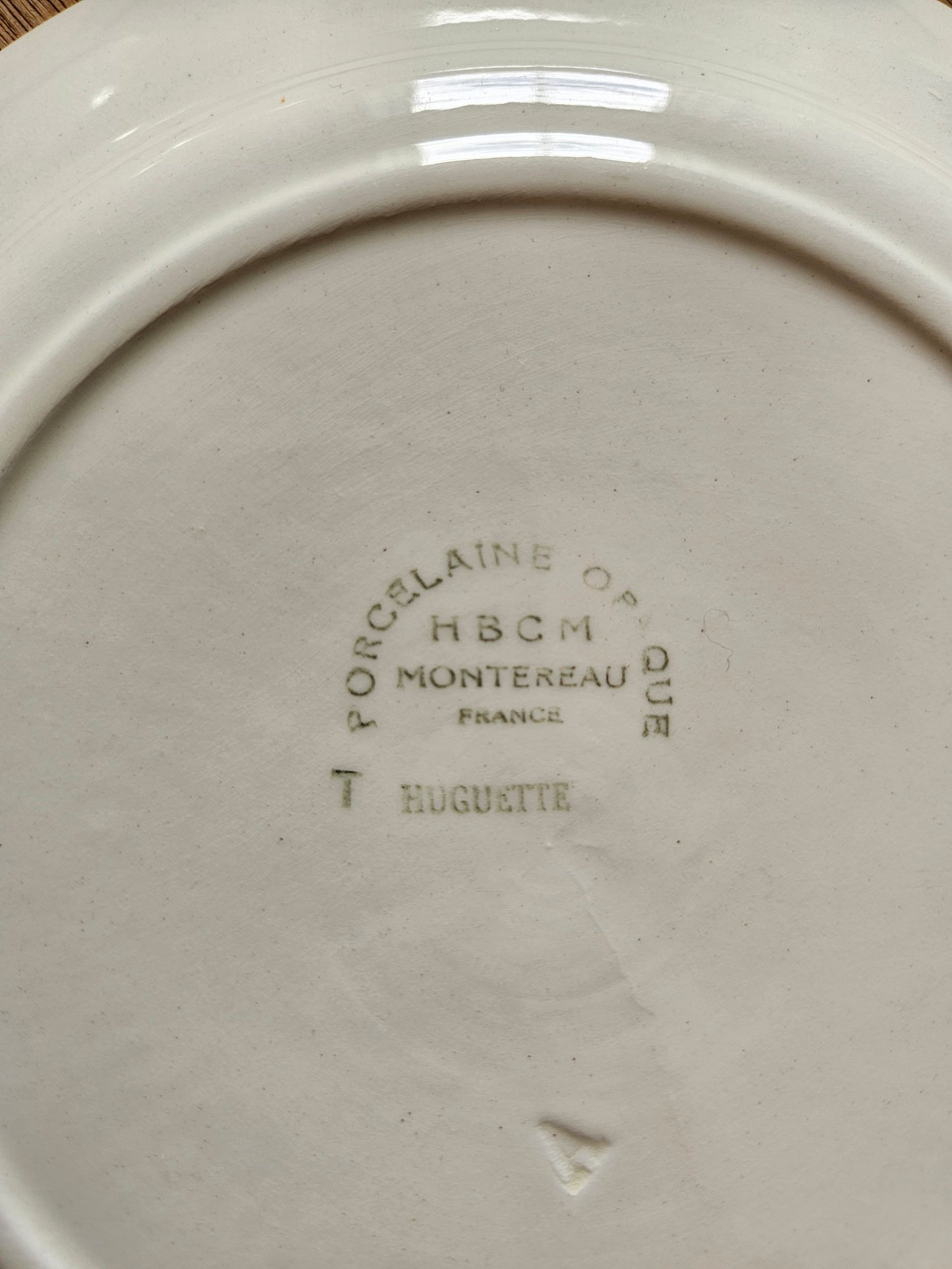 Estampille sur assiette plate vintage HBCM, Huguette