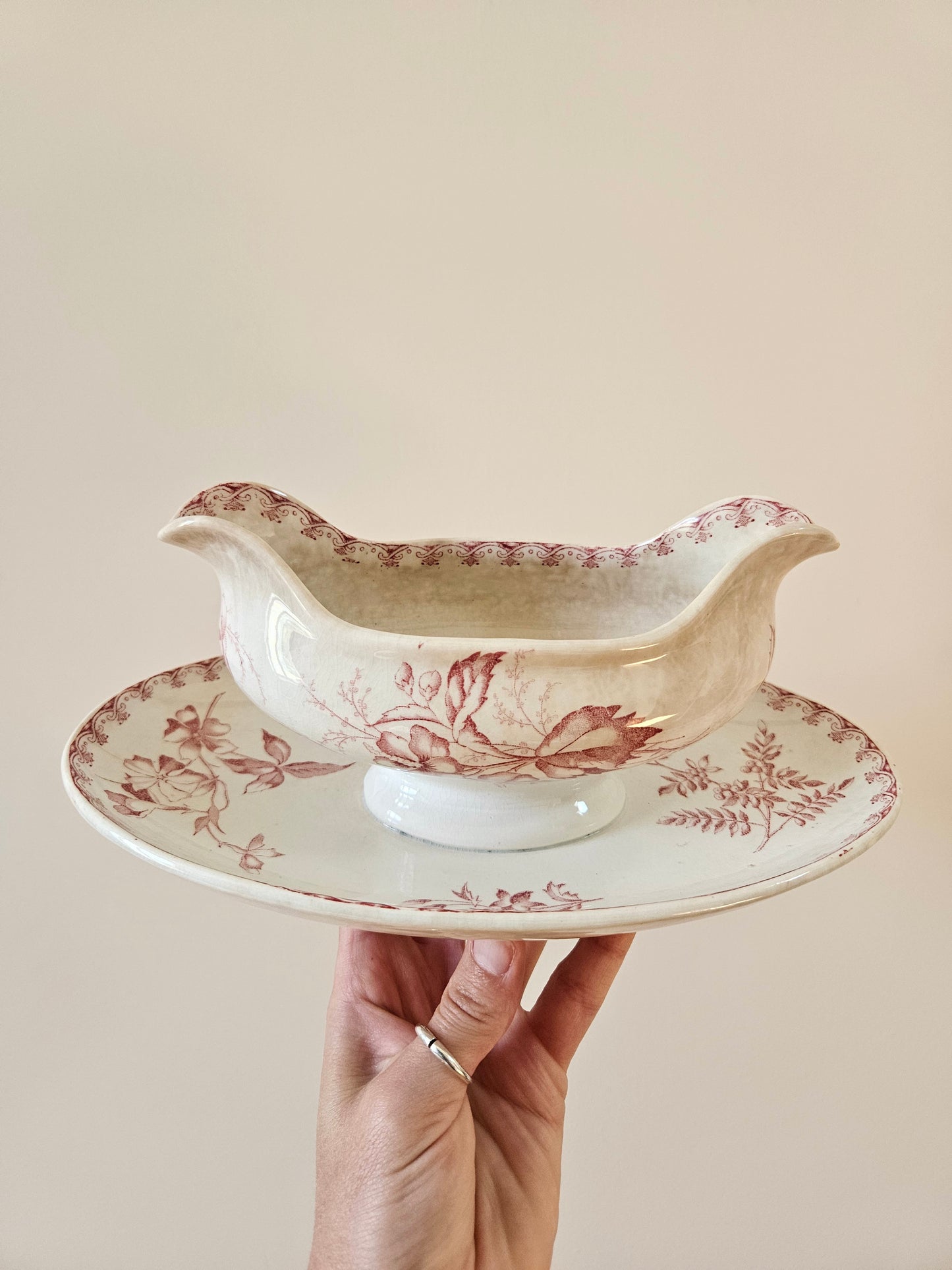 Saucière ancienne en terre de fer U&C Sarreguemines, Vega, décor rose