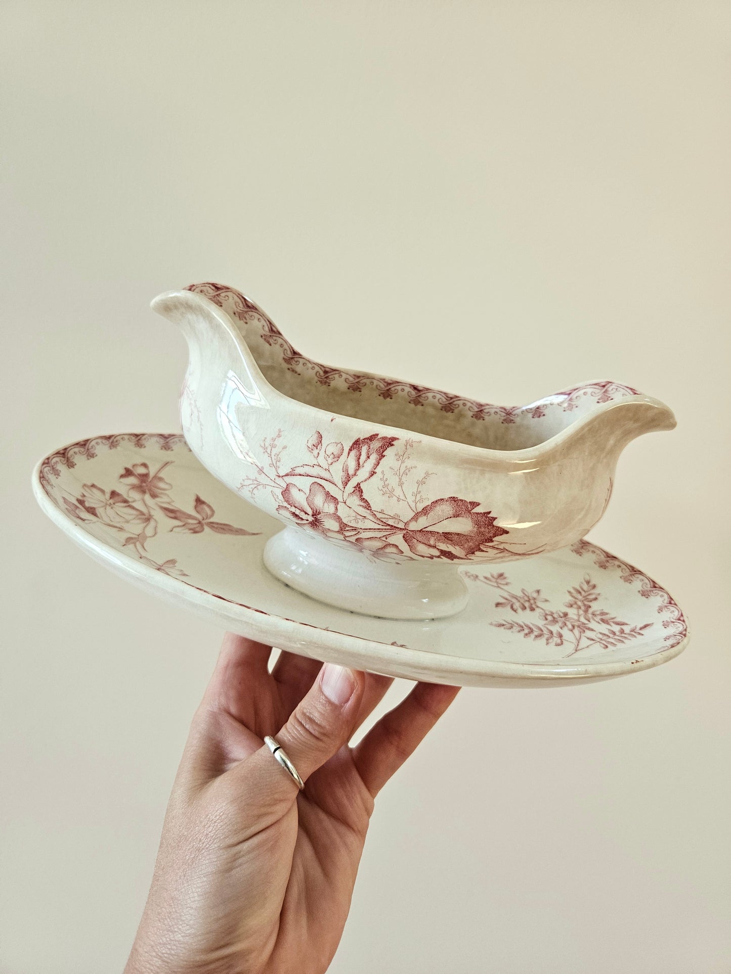 Saucière ancienne U&C Sarreguemines, modèle Vega, décor rose