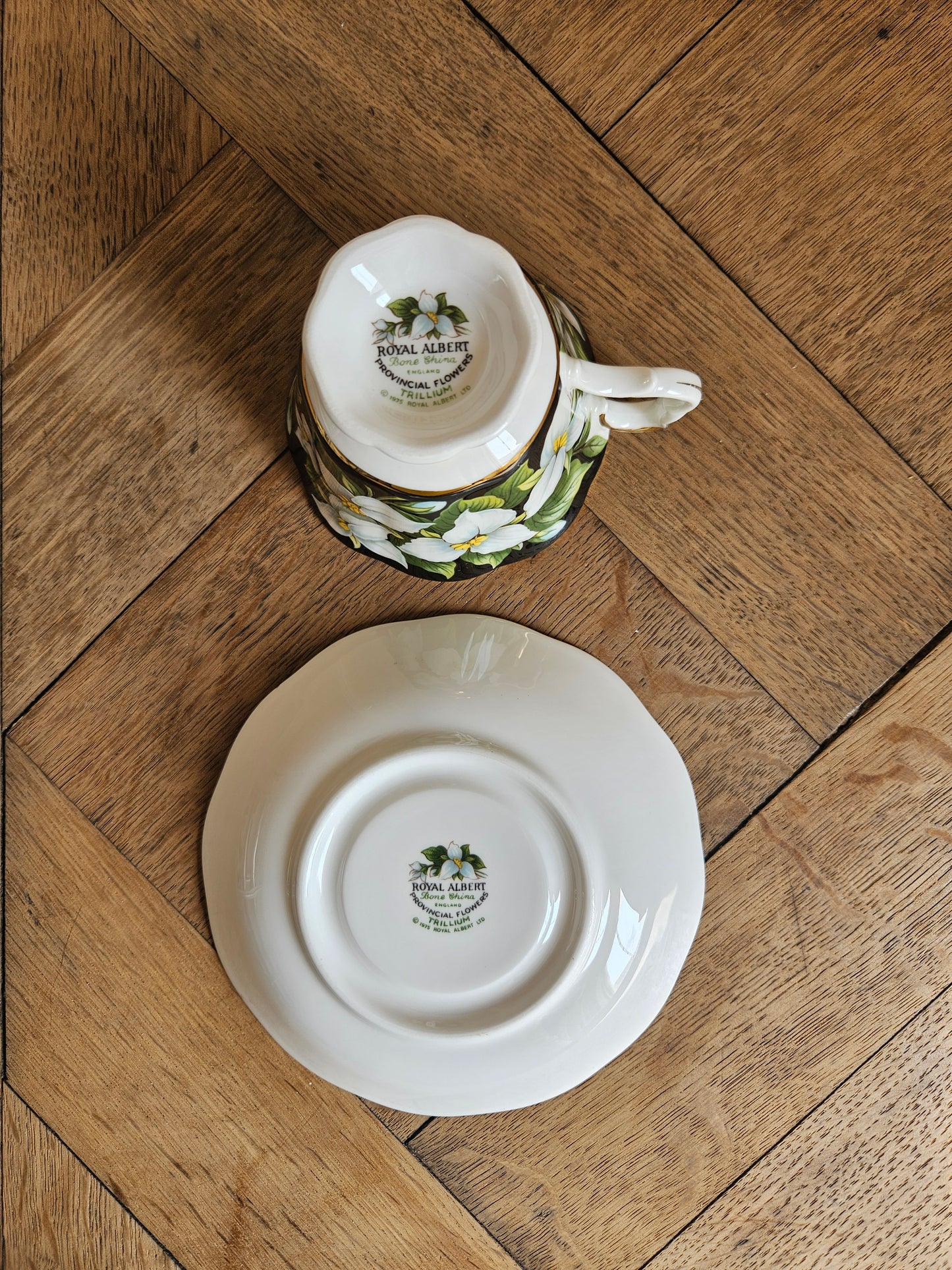 Dessous de tasse et sous-tasse Royal Albert, Trillium