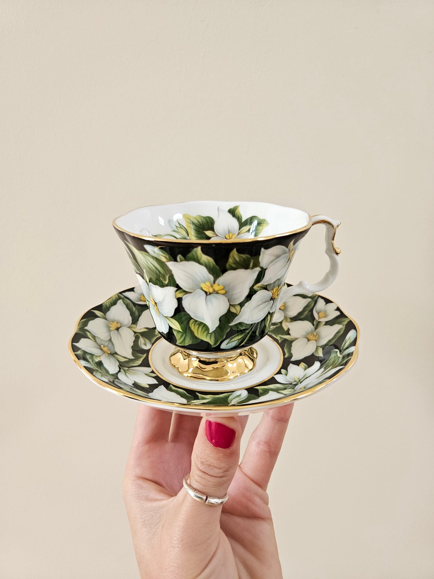 Tasse Royal Albert, décor Trillium, série Provincial Flowers