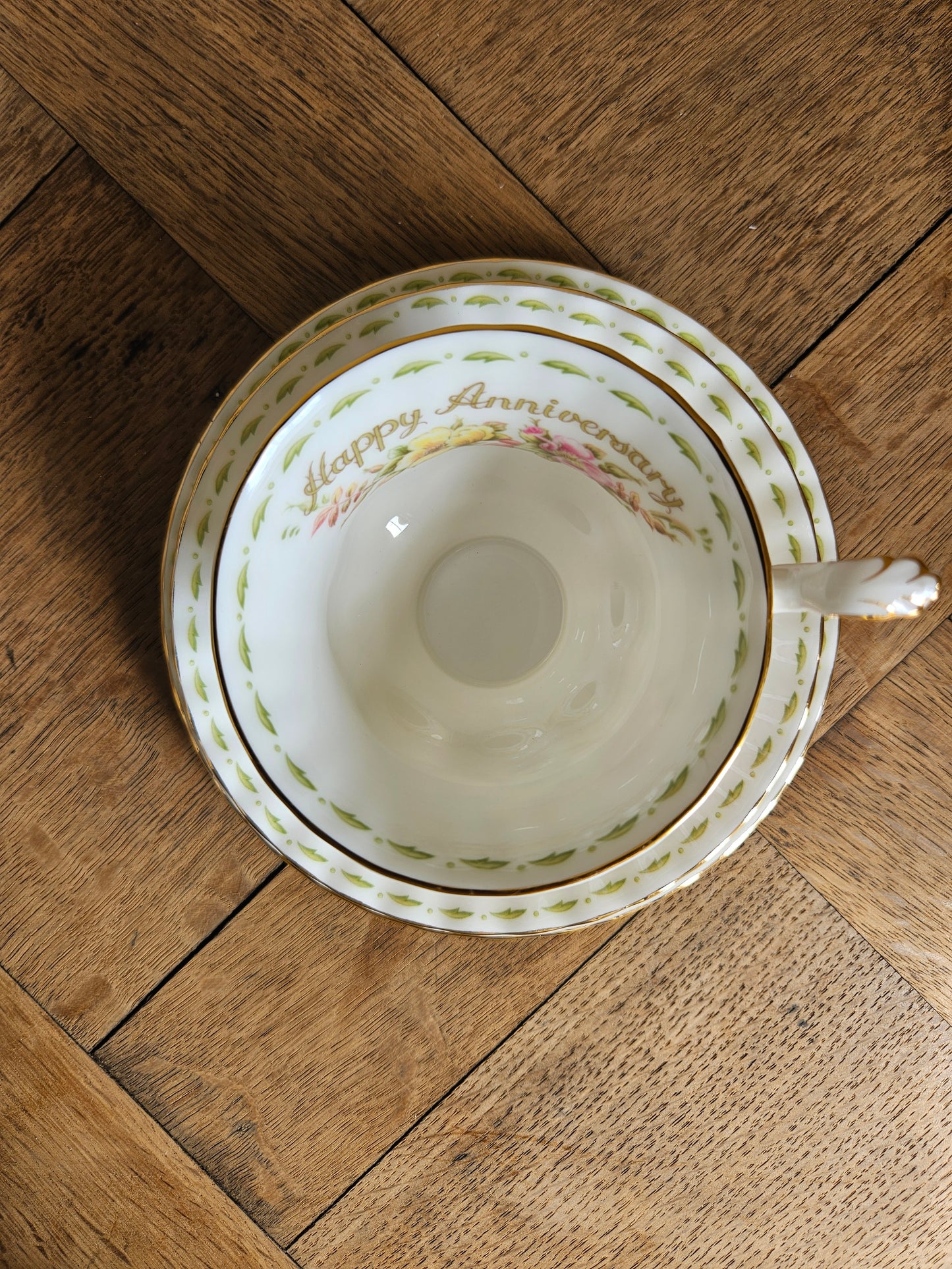 Intèrieur de tasse Royal Albert, Happy Anniversary