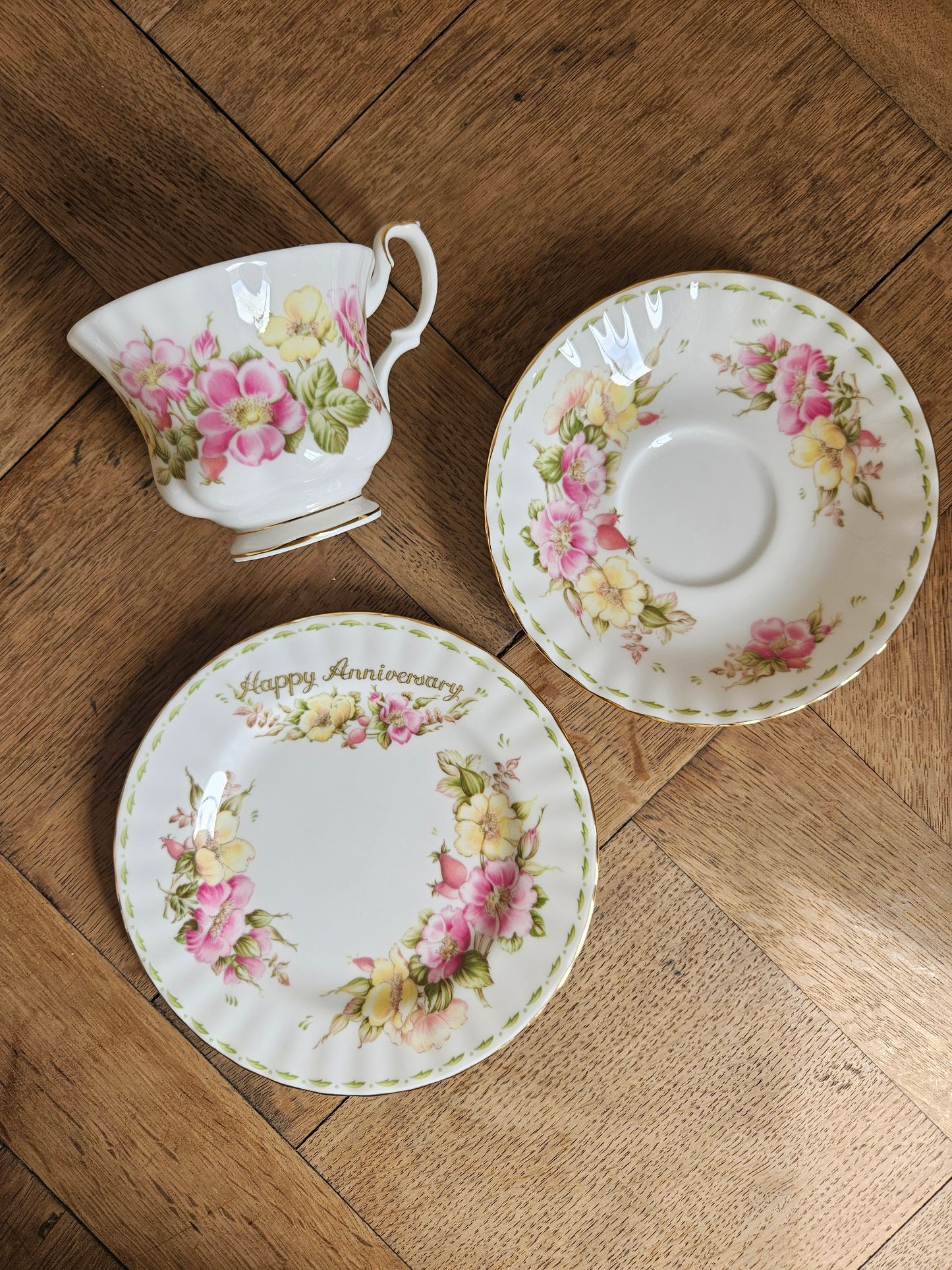 Tasse, sous-tasse et petite assiette Royal Albert, Happy Anniversary