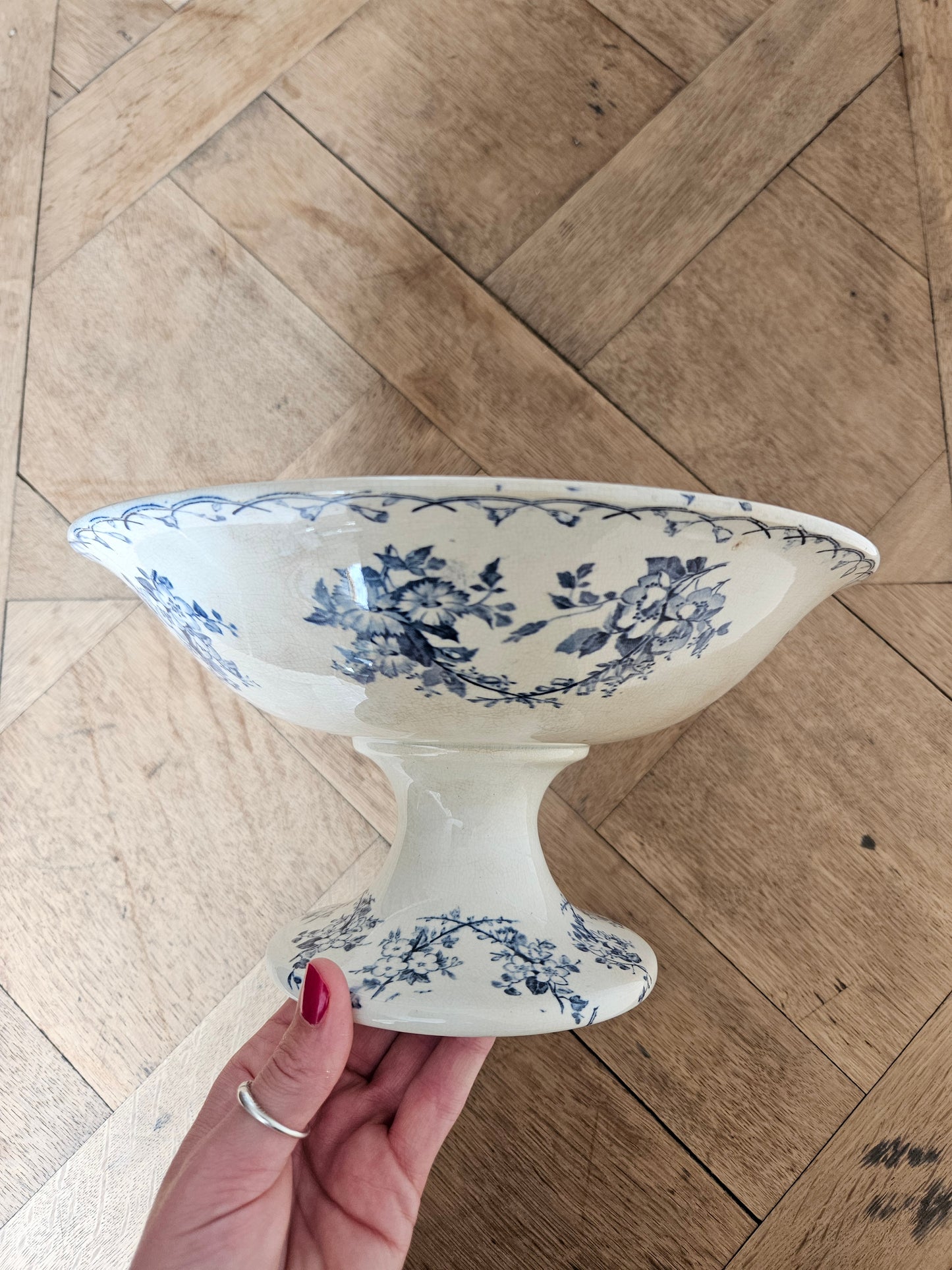 Compotier ancien en terre de fer Sarreguemines, Bertha. Décor fleuri bleu.