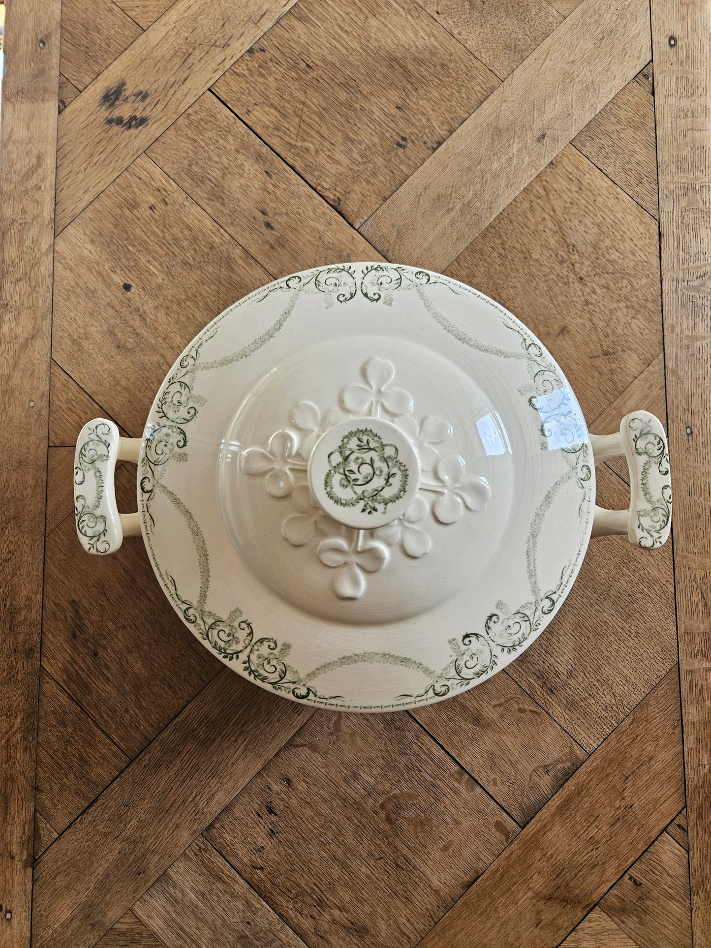 Décor vert et en relief sur soupière ancienne Creil et Montereau Napoléon
