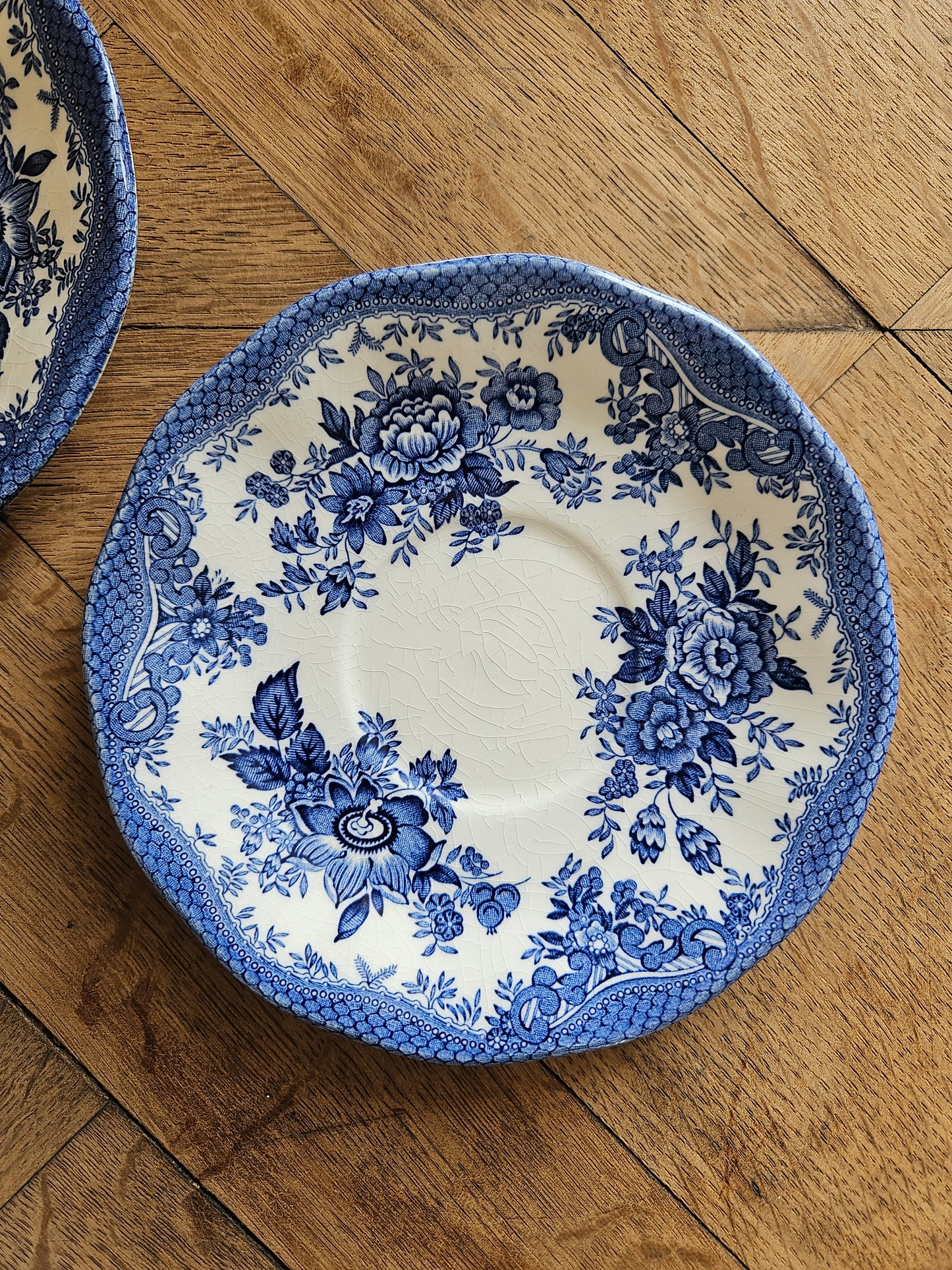 Sous-tasse vintage Wedgwood, Asiatic Pheasants. Décor fleuri bleu. Made in England