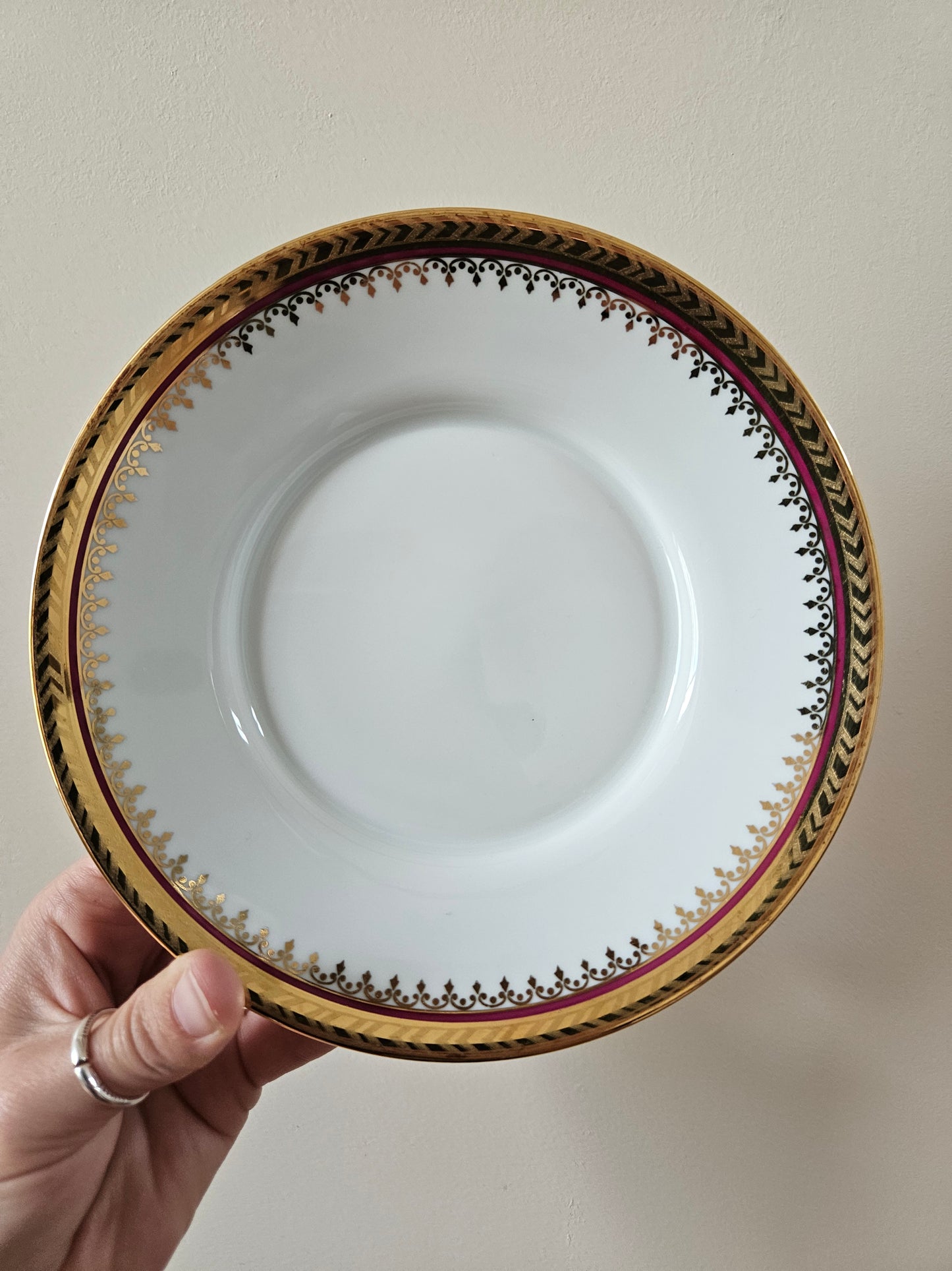 Sous-tasse vintage en porcelaine de Limoges, liseré rouge et dorure