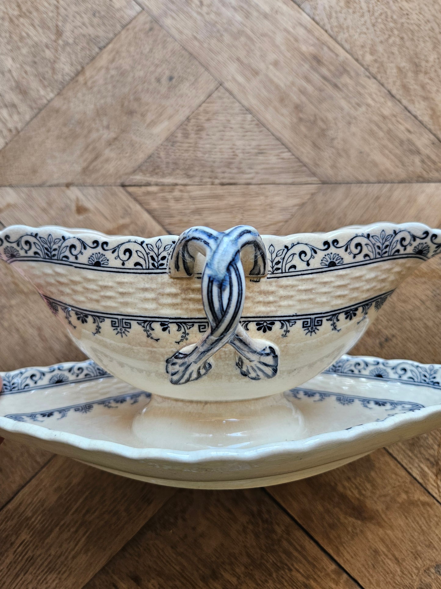 Charmantes anses sur saucière ancienne Mintons.