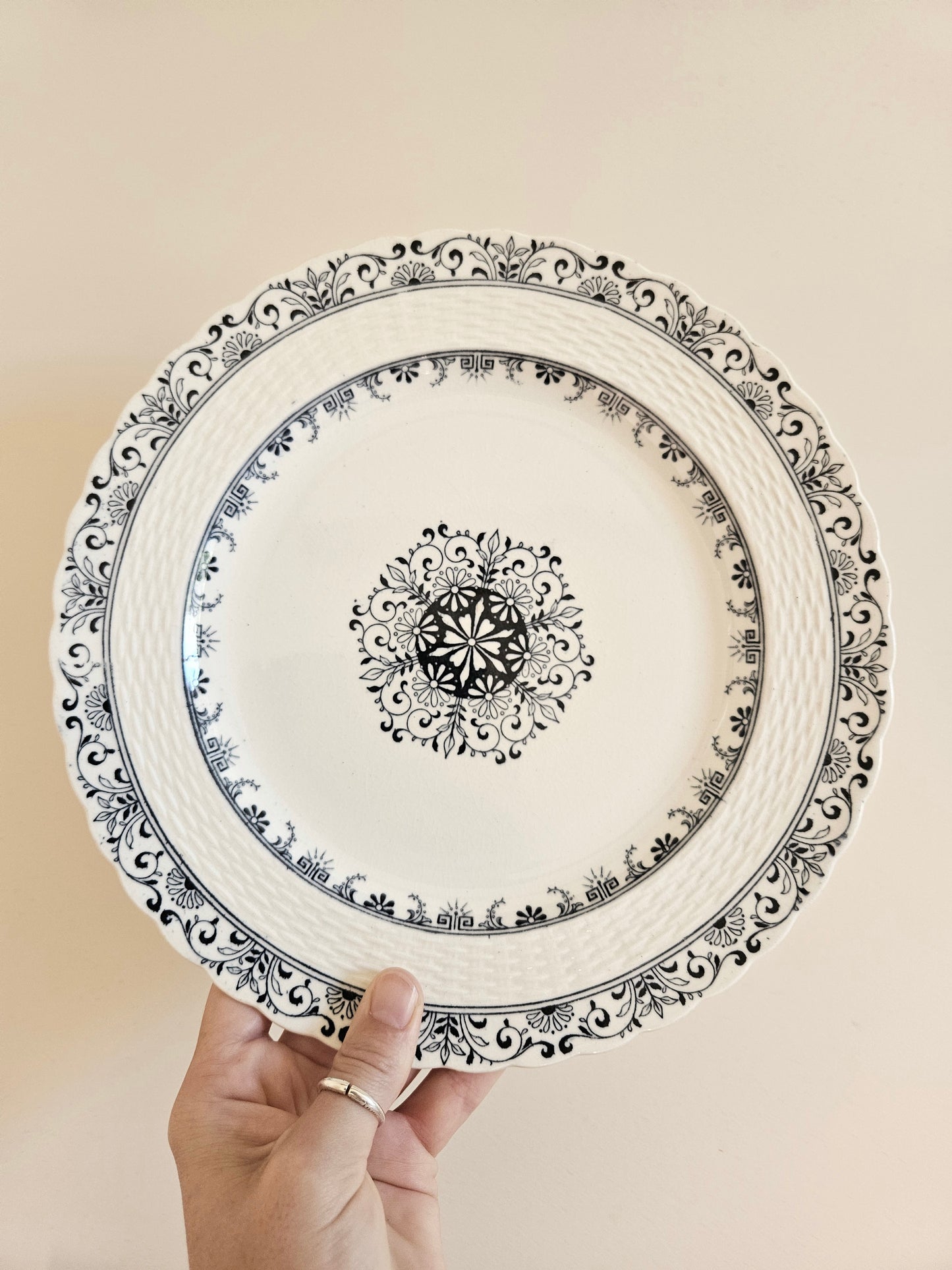Assiette plate anciennes Mintons, Kerry. Grand dépôt Emile Bourgeois Paris.