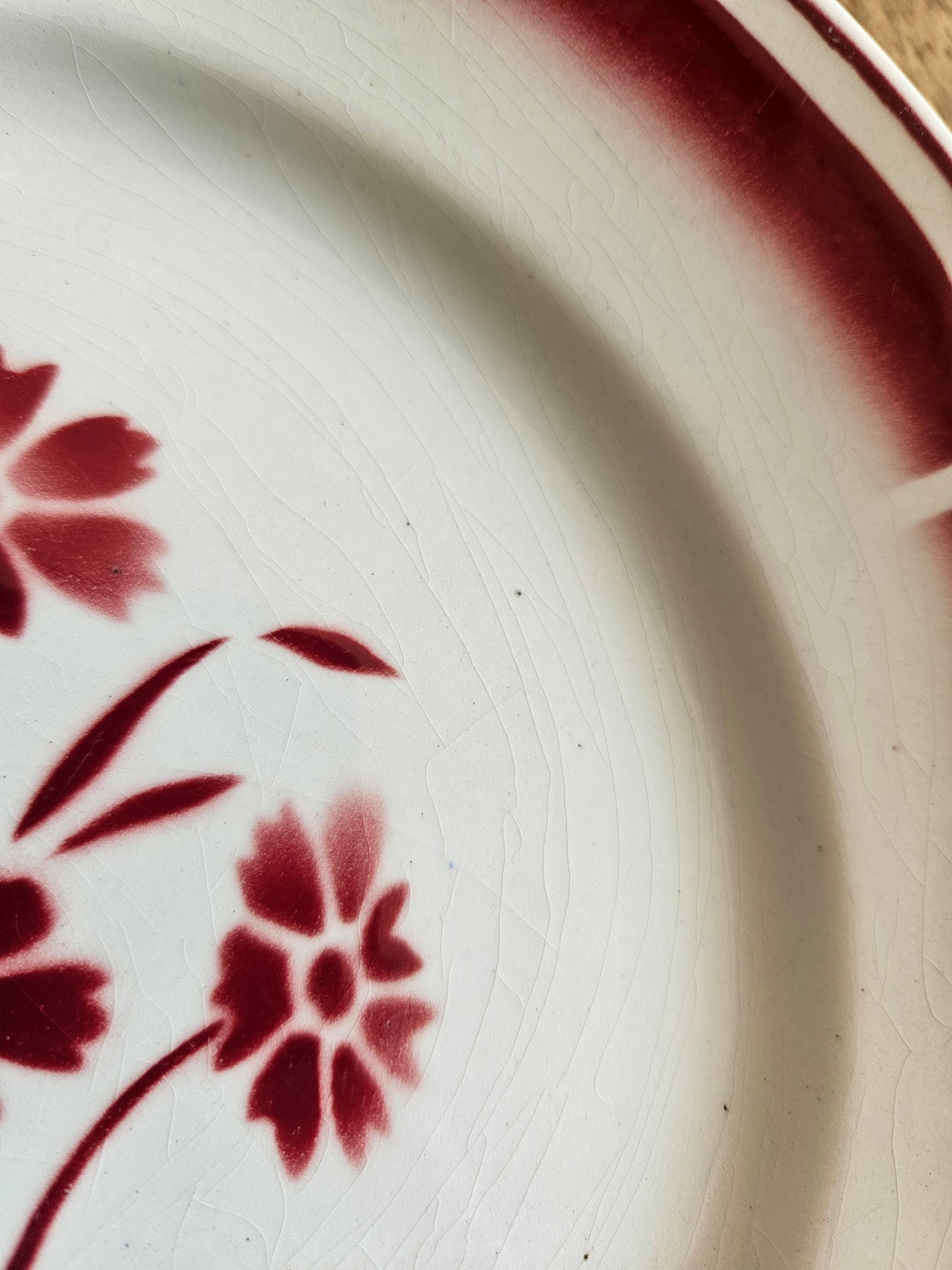 Craquelures sur assiettes plates vintage Badonviller