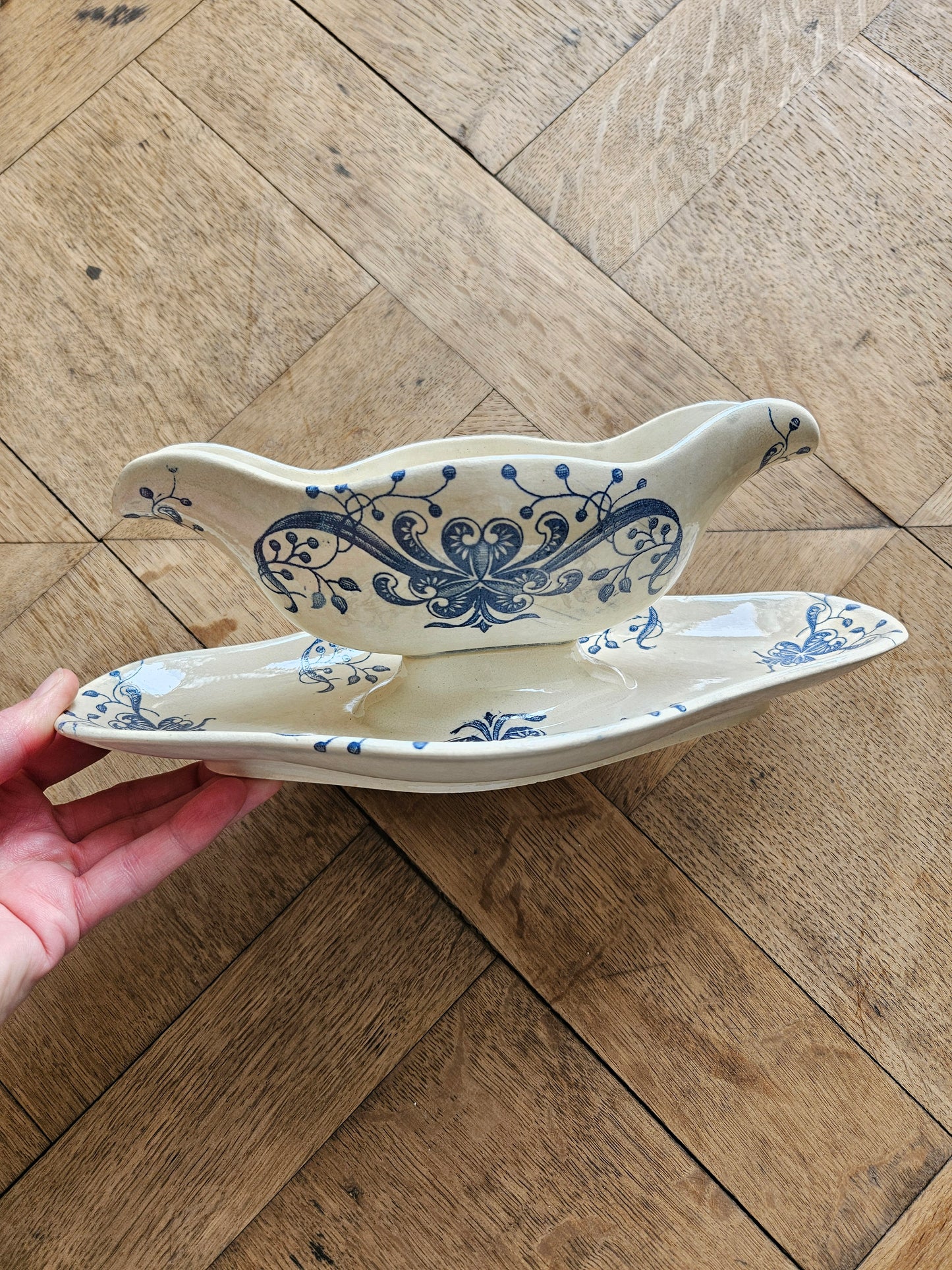Rare saucière ancienne de la Faïencerie de Lyon, modèle Joconde. Terre de fer.