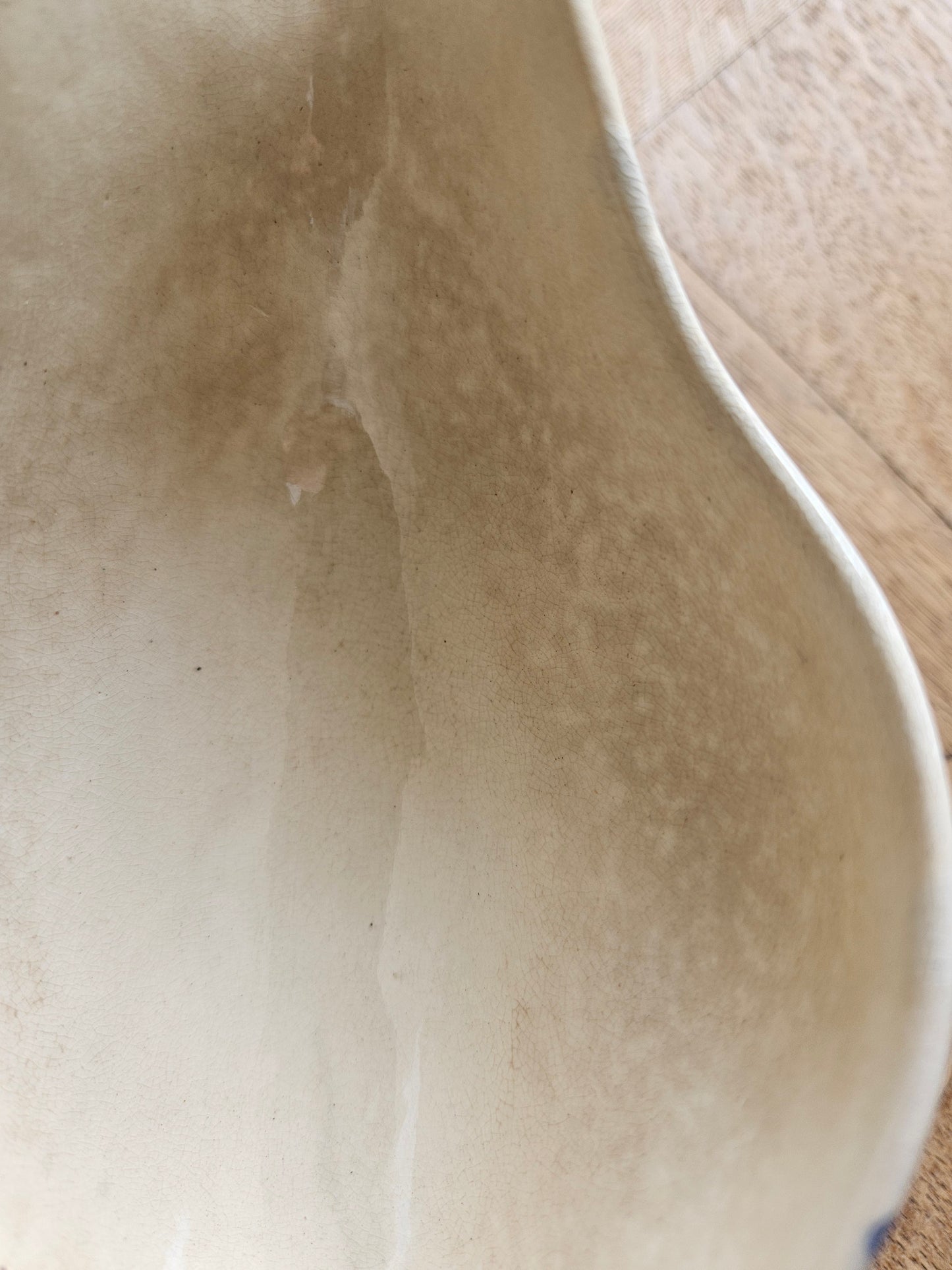 Charmante patine sur saucière ancienne Faïencerie de Lyon, Joconde