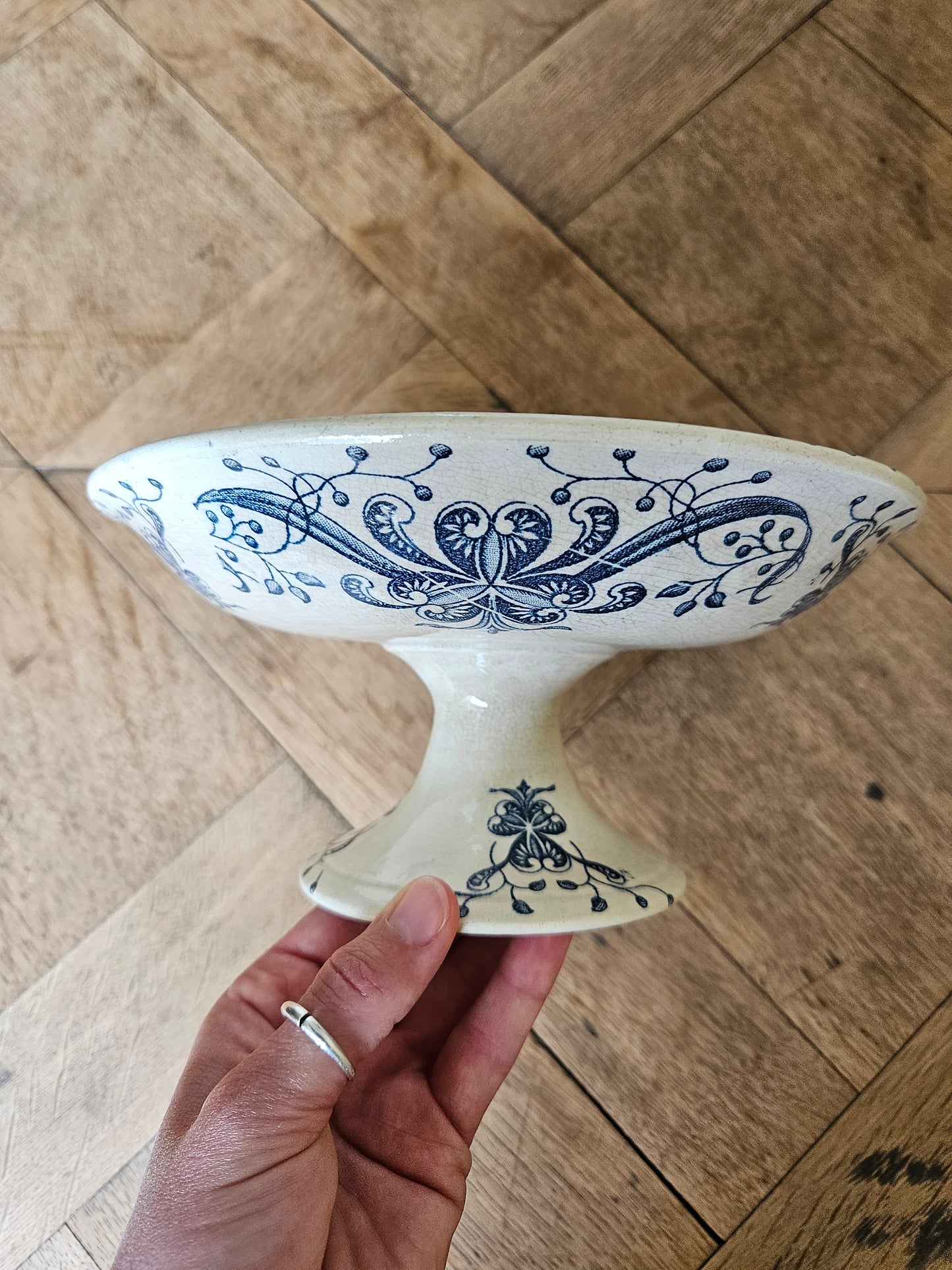 Compotier ancien en terre de fer de la Faïencerie de Lyon, modèle Joconde. Décor bleu, brut, typique de cette manufacture.