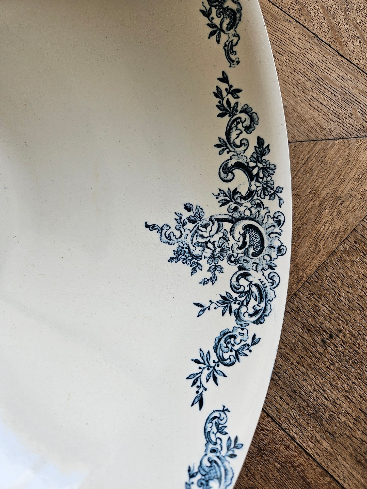 Décor bleu sur saladier ancien HB & Cie, Louis XV. Terre de fer.