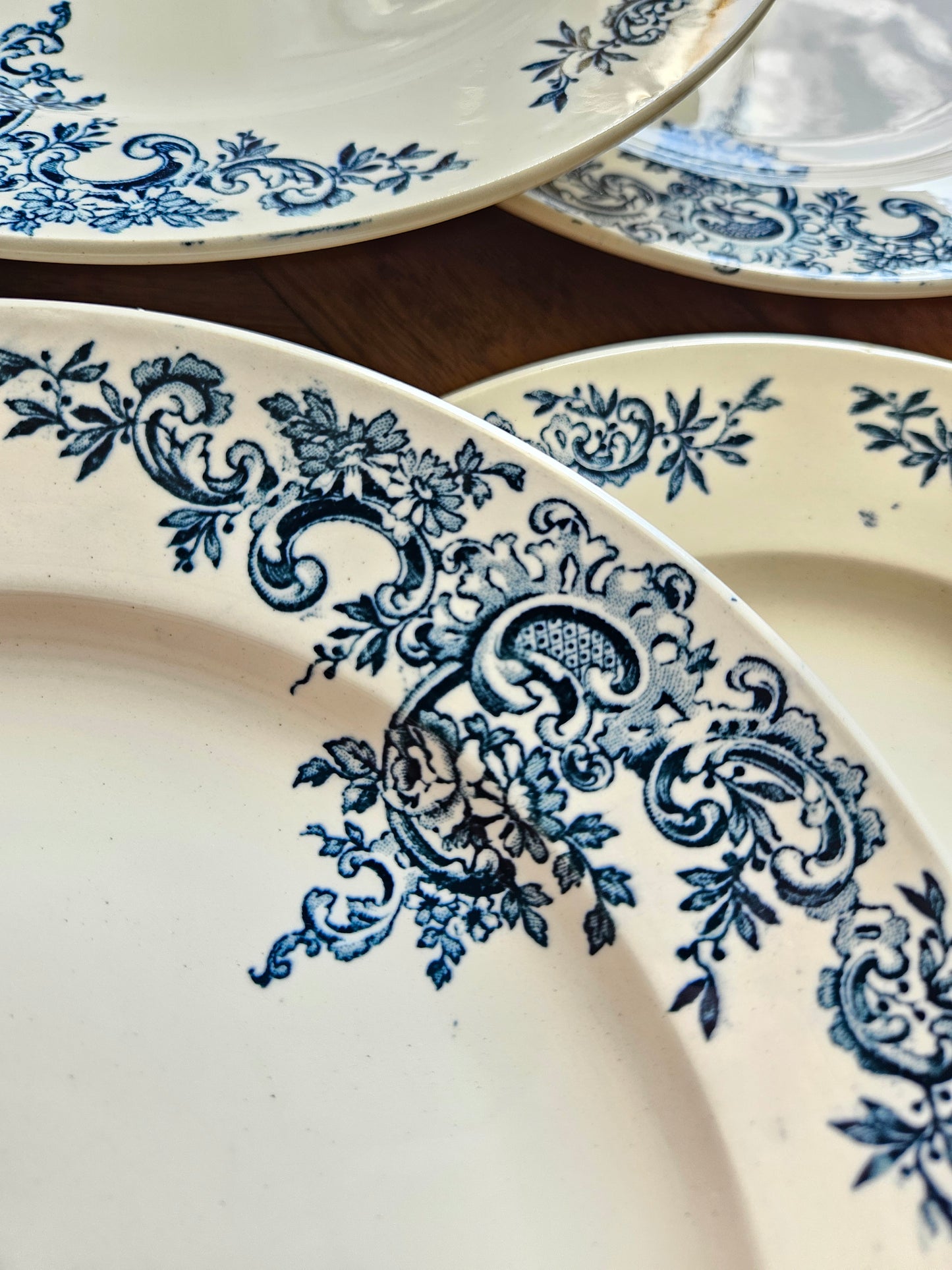 Assiettes plates anciennes HB & Cie, Louis XV