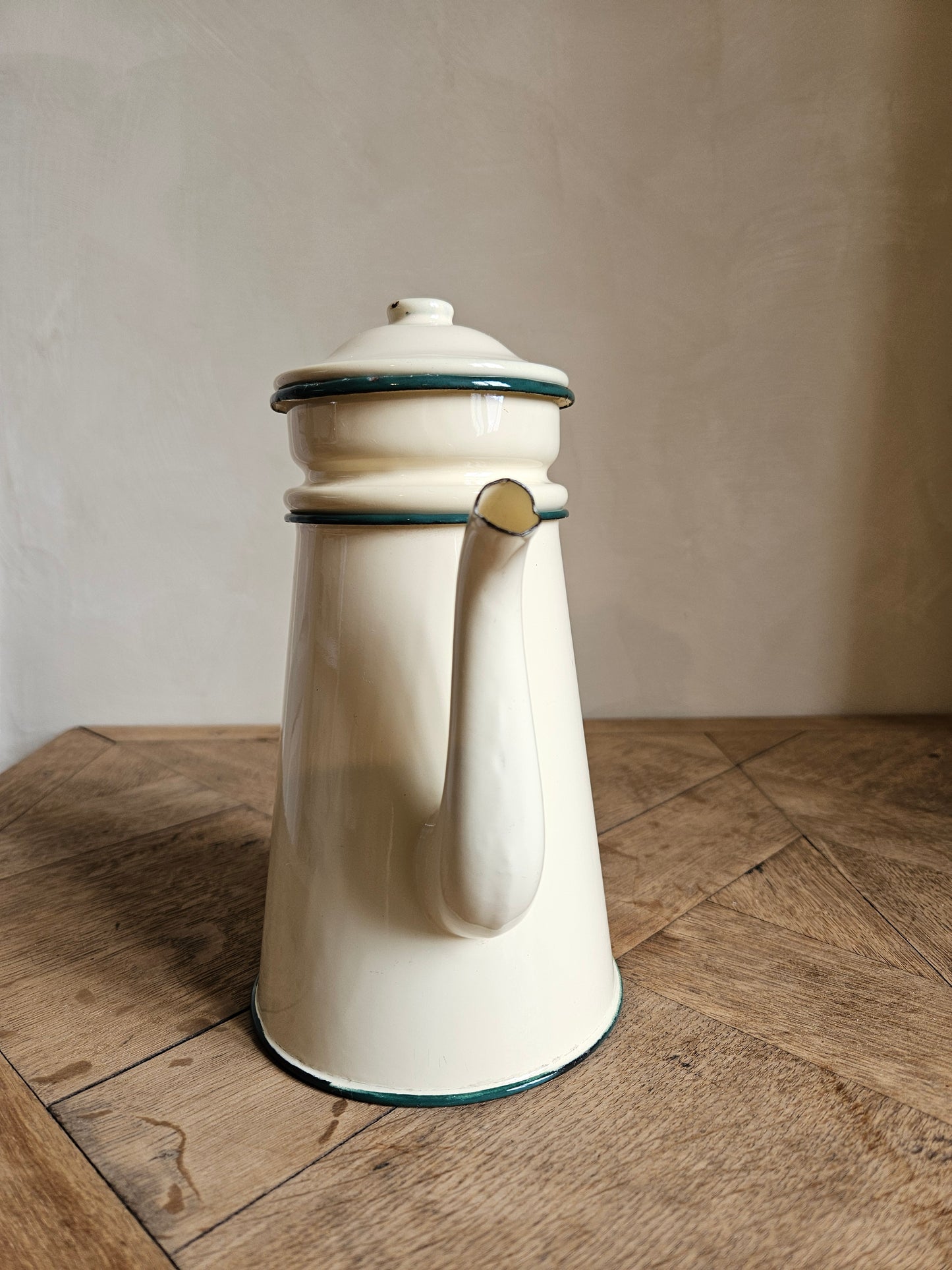 Cafetière vintage en métal émaillé. Jaune et verte.