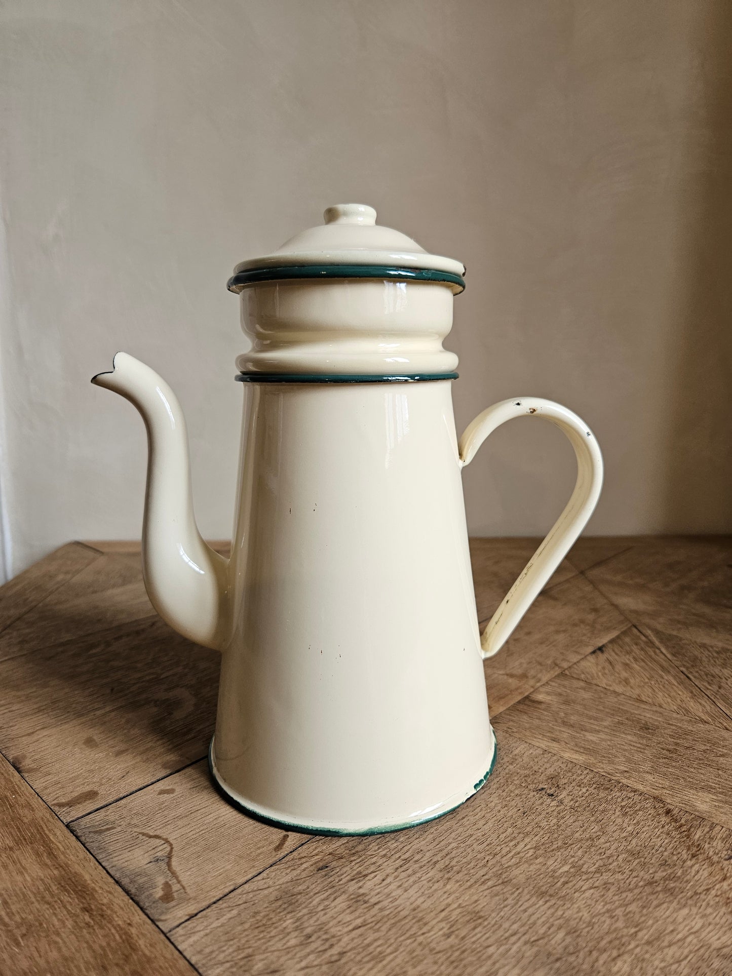 Cafetière vintage en métal émaillé. Jaune et verte.
