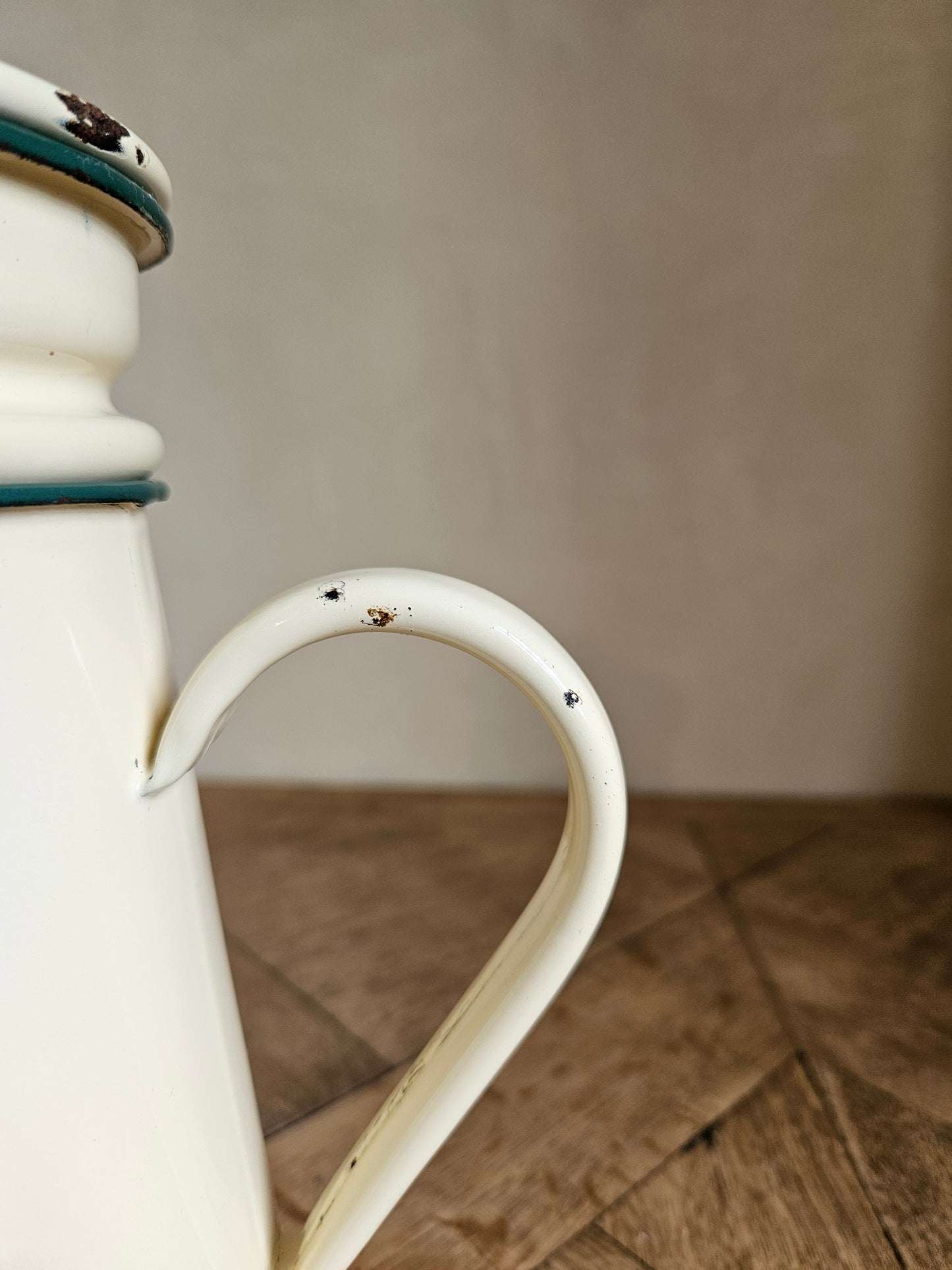Cafetière vintage en métal émaillé. Jaune et verte.