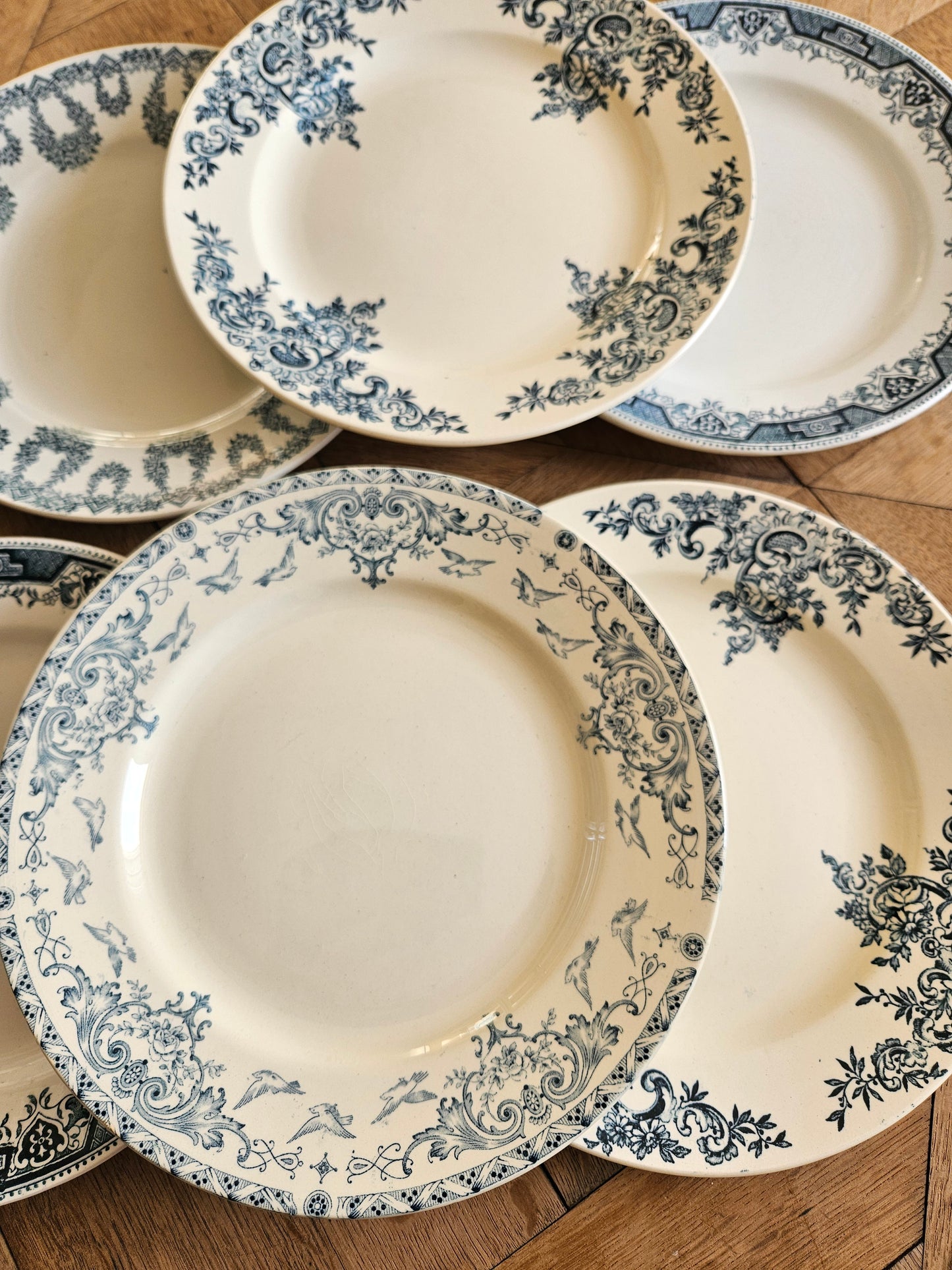 Lot de 6 assiettes anciennes dépareillées en terre de fer. Mix and match harmonieux.