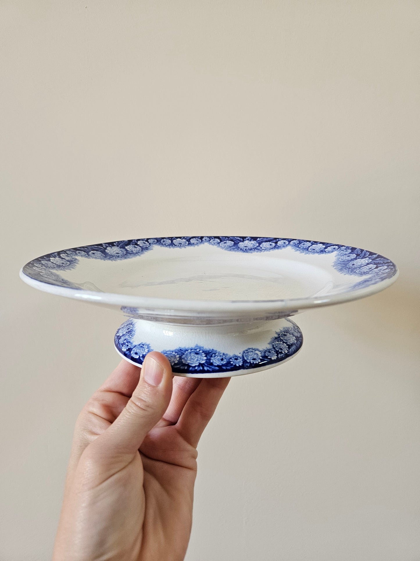 Assiette sur pied ancienne Boch Frères La Louvière, modèle Elvire.