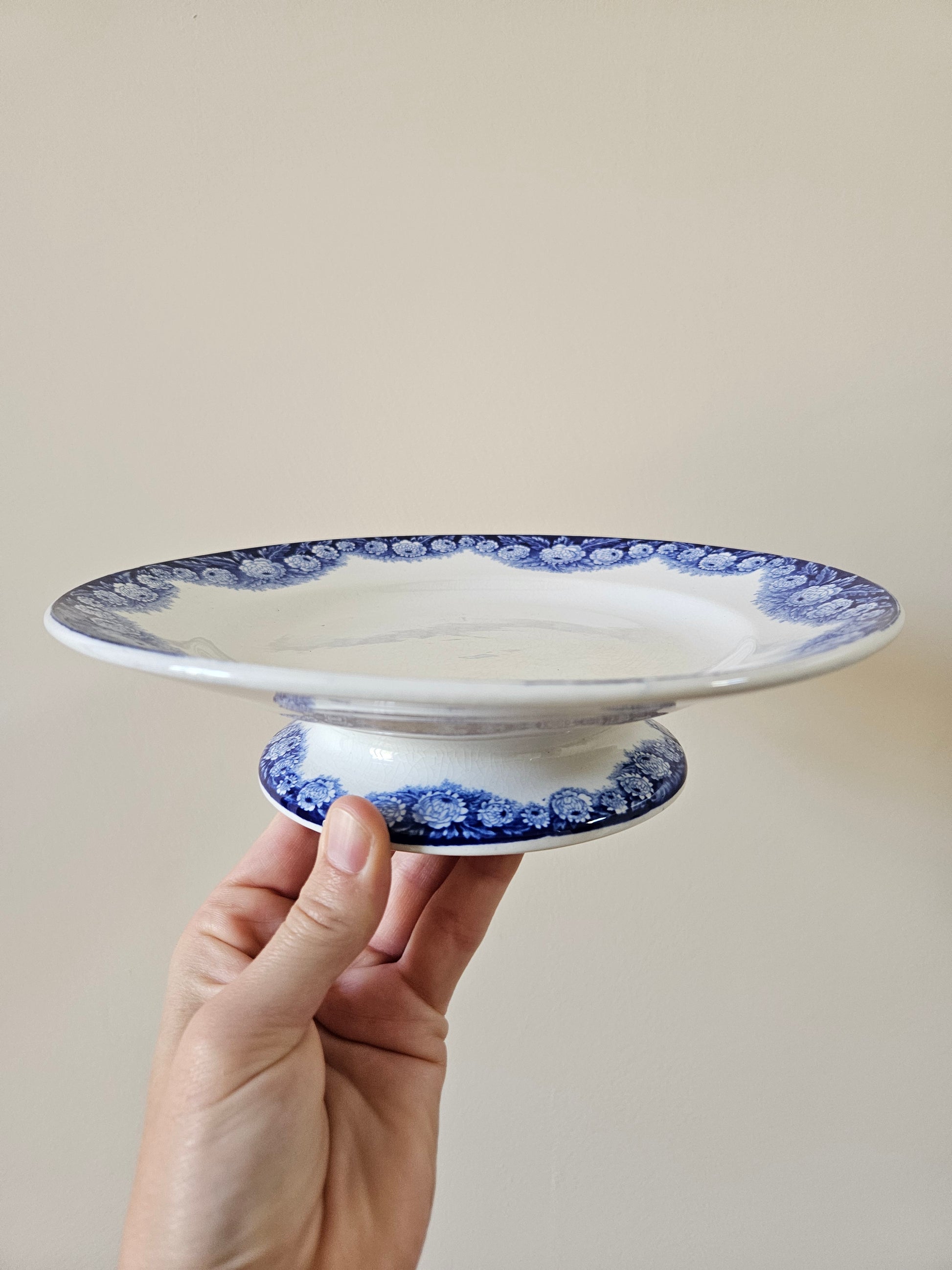 Assiette sur pied ancienne Boch Frères La Louvière, modèle Elvire.