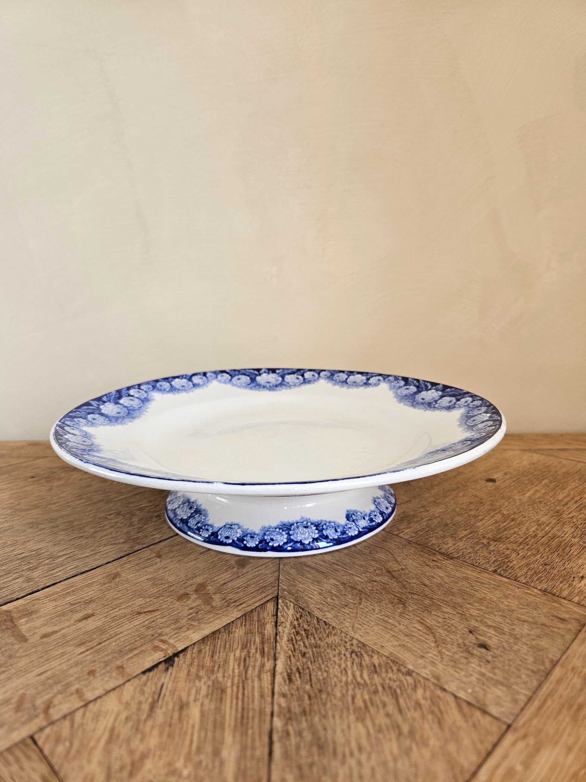 Assiette sur pied ancienne Boch Frères La Louvière, modèle Elvire.